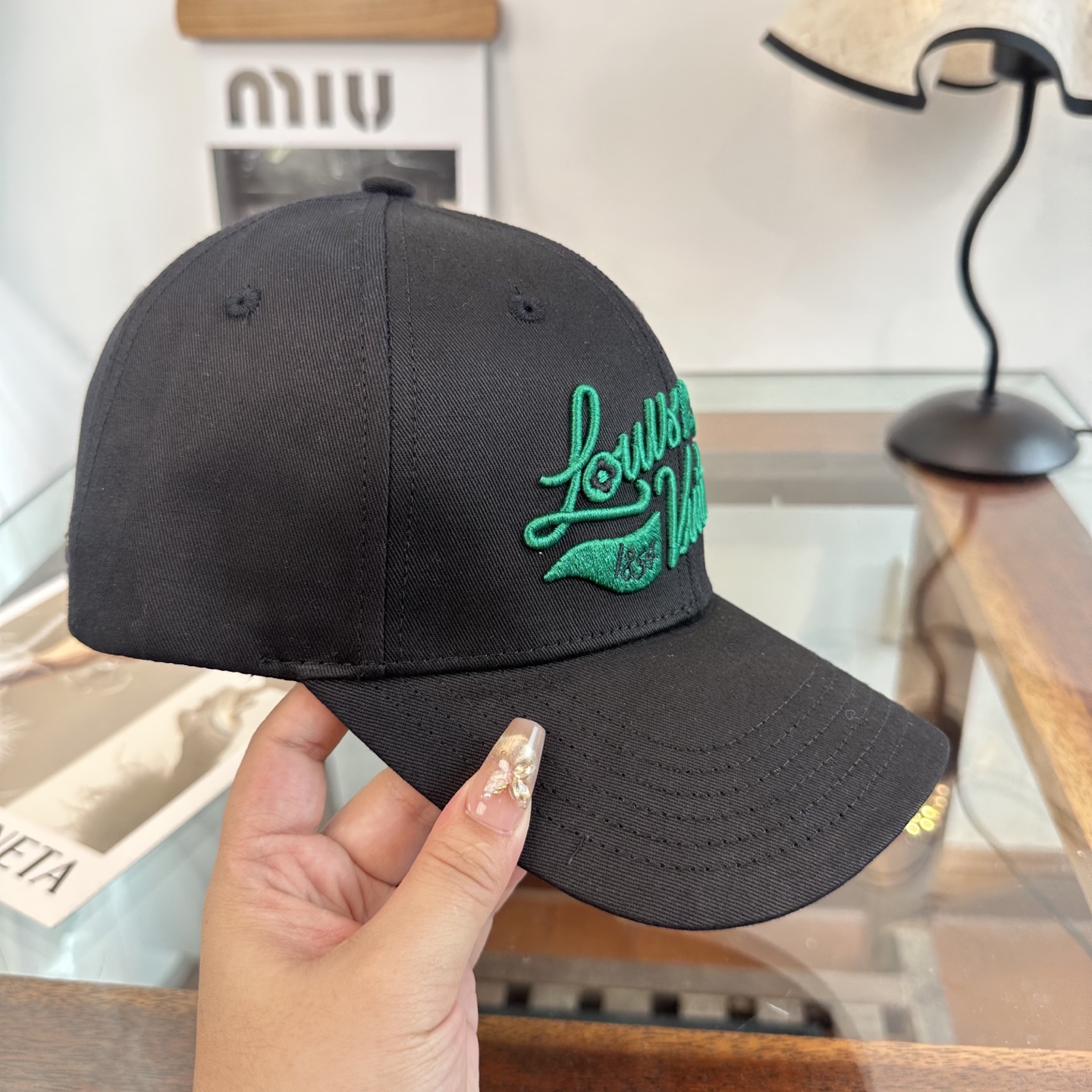 🧢路易威登棒球帽 LouisVuitton😍新款LV棒球帽，重工打造♥️高端大气，百搭款🤗男女通用！