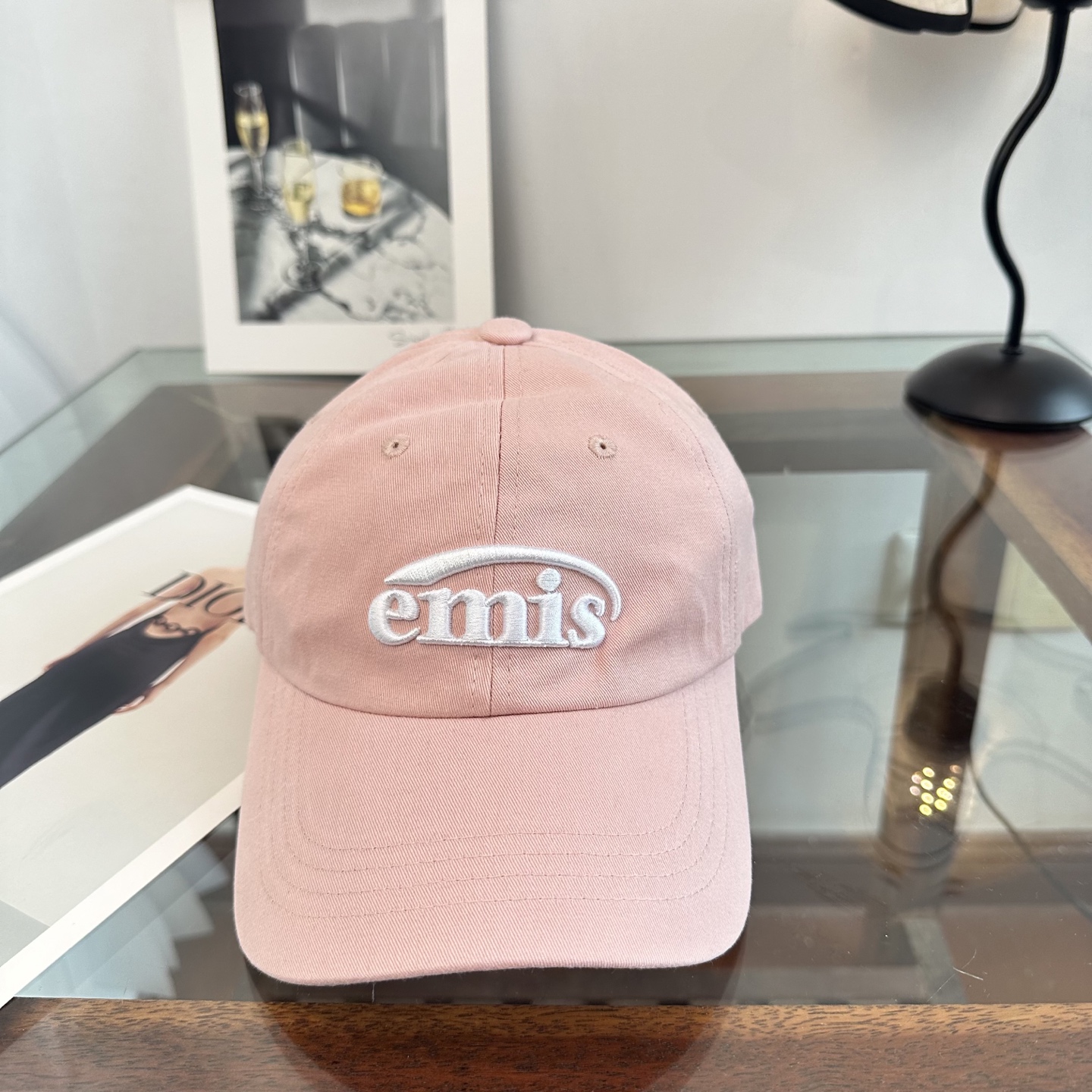 emis 棒球帽纯色系给足街头风，时尚达人挚爱的色调精选效果超完美！细节做工无可挑剔！男女同款！