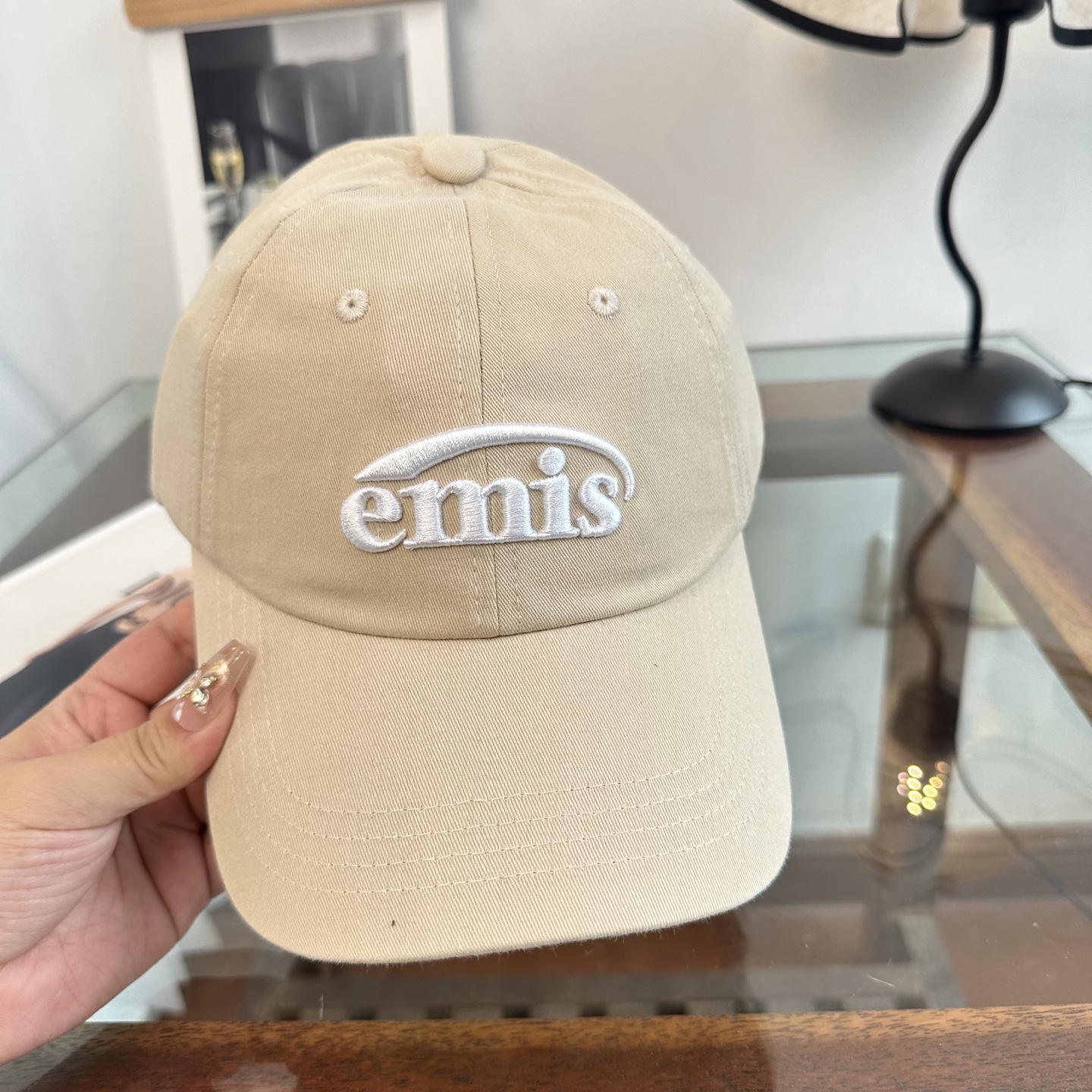 emis 棒球帽纯色系给足街头风，时尚达人挚爱的色调精选效果超完美！细节做工无可挑剔！男女同款！