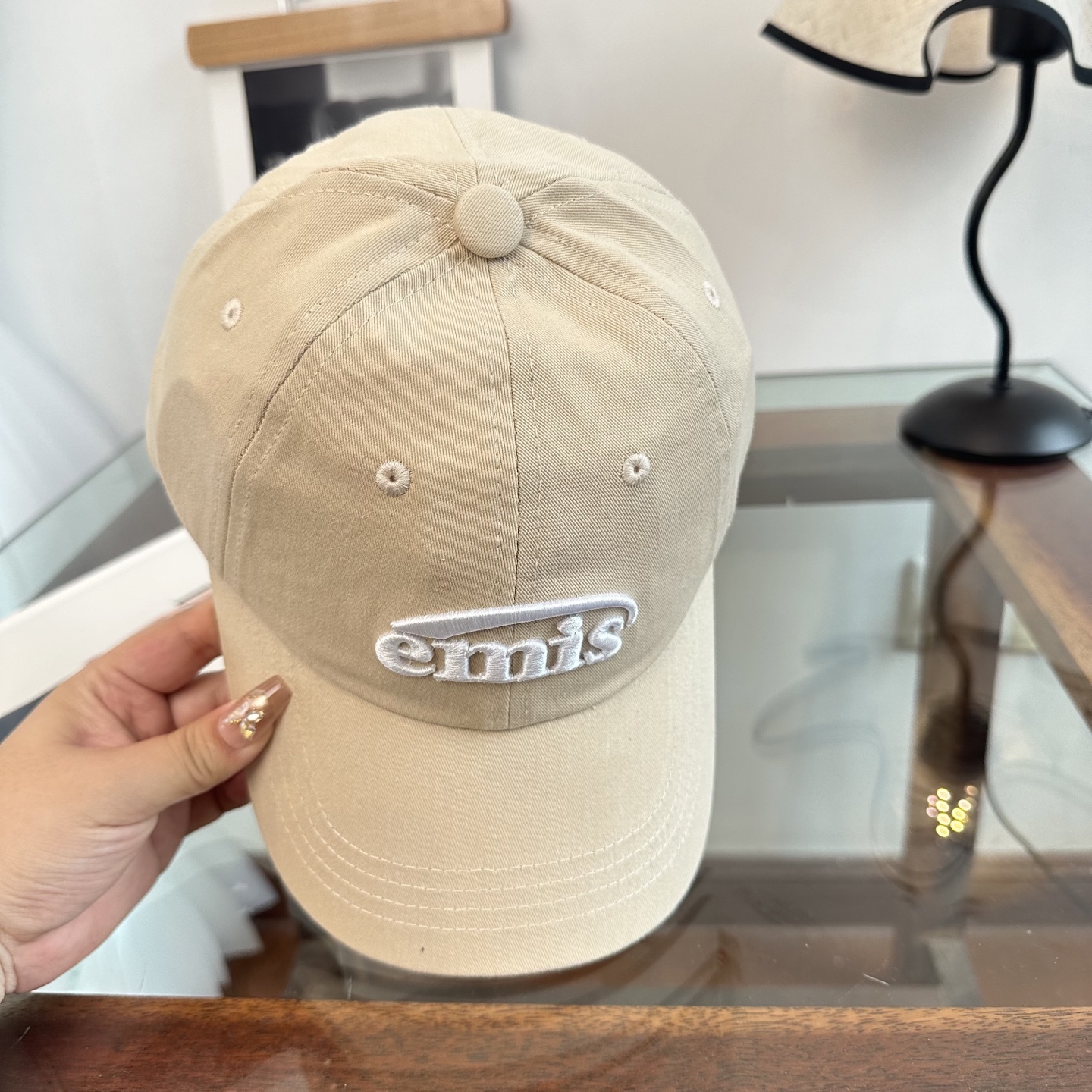 emis 棒球帽纯色系给足街头风，时尚达人挚爱的色调精选效果超完美！细节做工无可挑剔！男女同款！