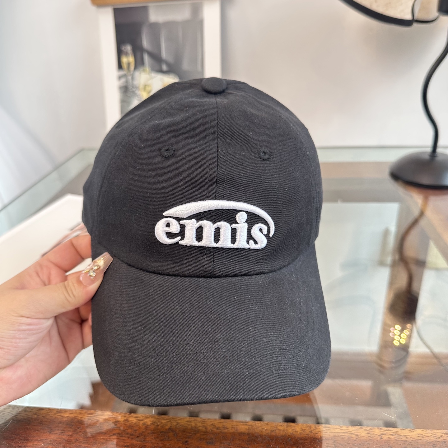 emis 棒球帽纯色系给足街头风，时尚达人挚爱的色调精选效果超完美！细节做工无可挑剔！男女同款！