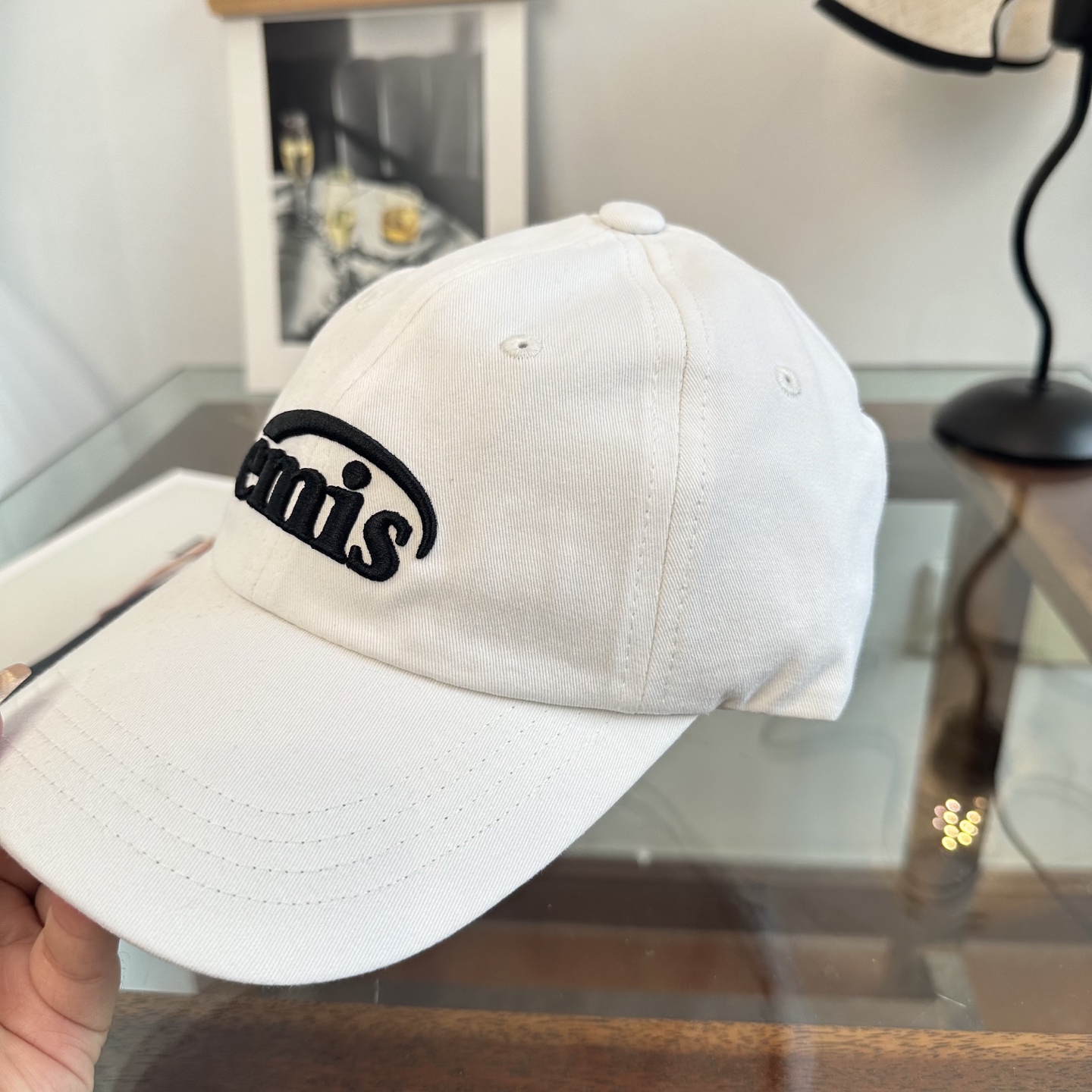 emis 棒球帽纯色系给足街头风，时尚达人挚爱的色调精选效果超完美！细节做工无可挑剔！男女同款！