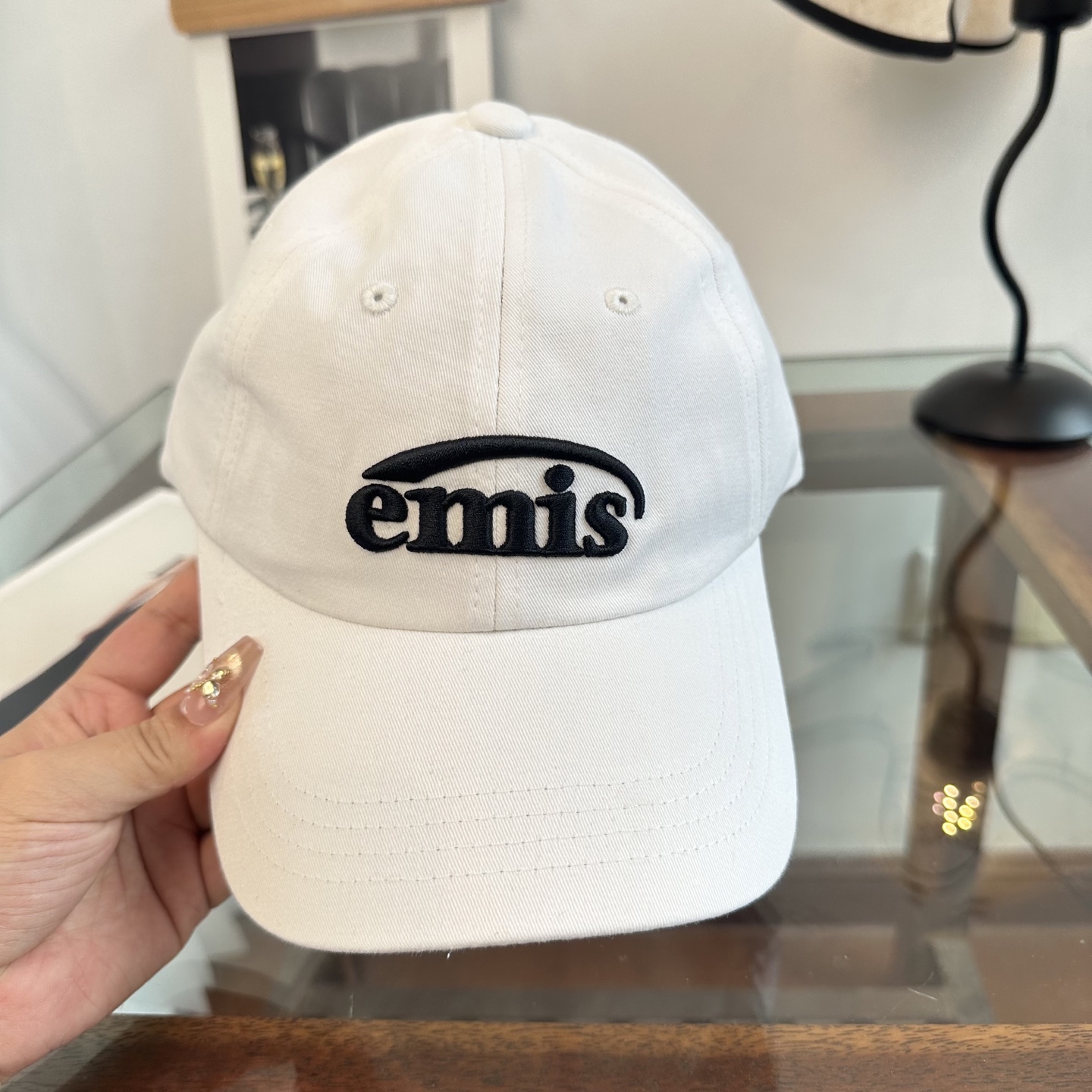 emis 棒球帽纯色系给足街头风，时尚达人挚爱的色调精选效果超完美！细节做工无可挑剔！男女同款！