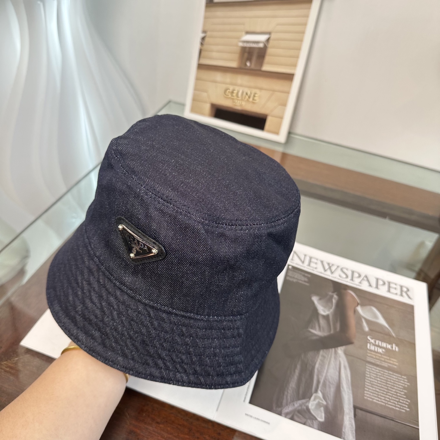 普拉达 Prada 经典三角标渔夫帽，显脸小 大牌款超好搭配，赶紧入手！