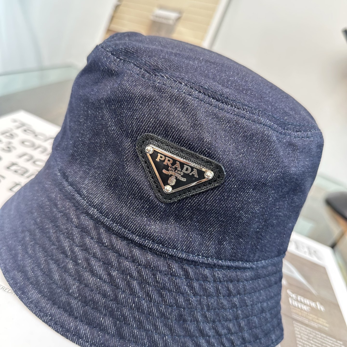 普拉达 Prada 经典三角标渔夫帽，显脸小 大牌款超好搭配，赶紧入手！
