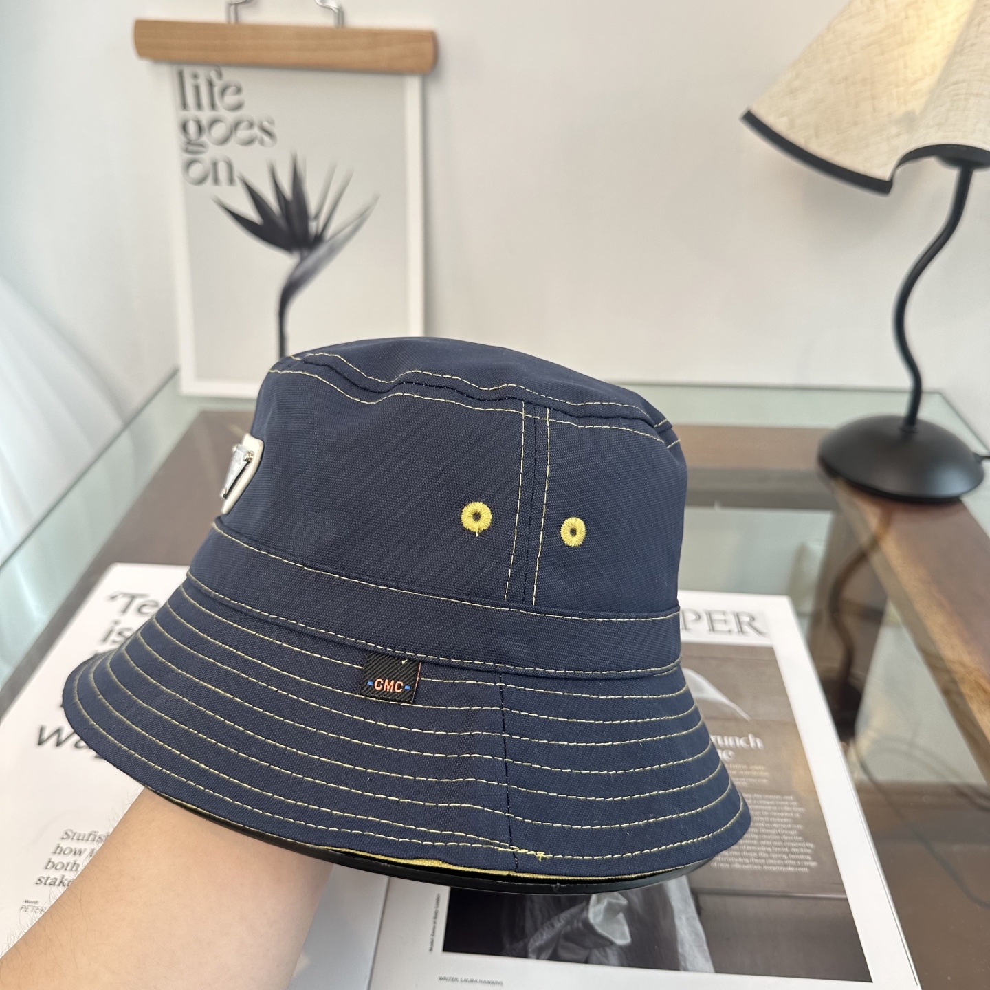 普拉达 Prada 经典三角标渔夫帽，显脸小 大牌款超好搭配，赶紧入手！