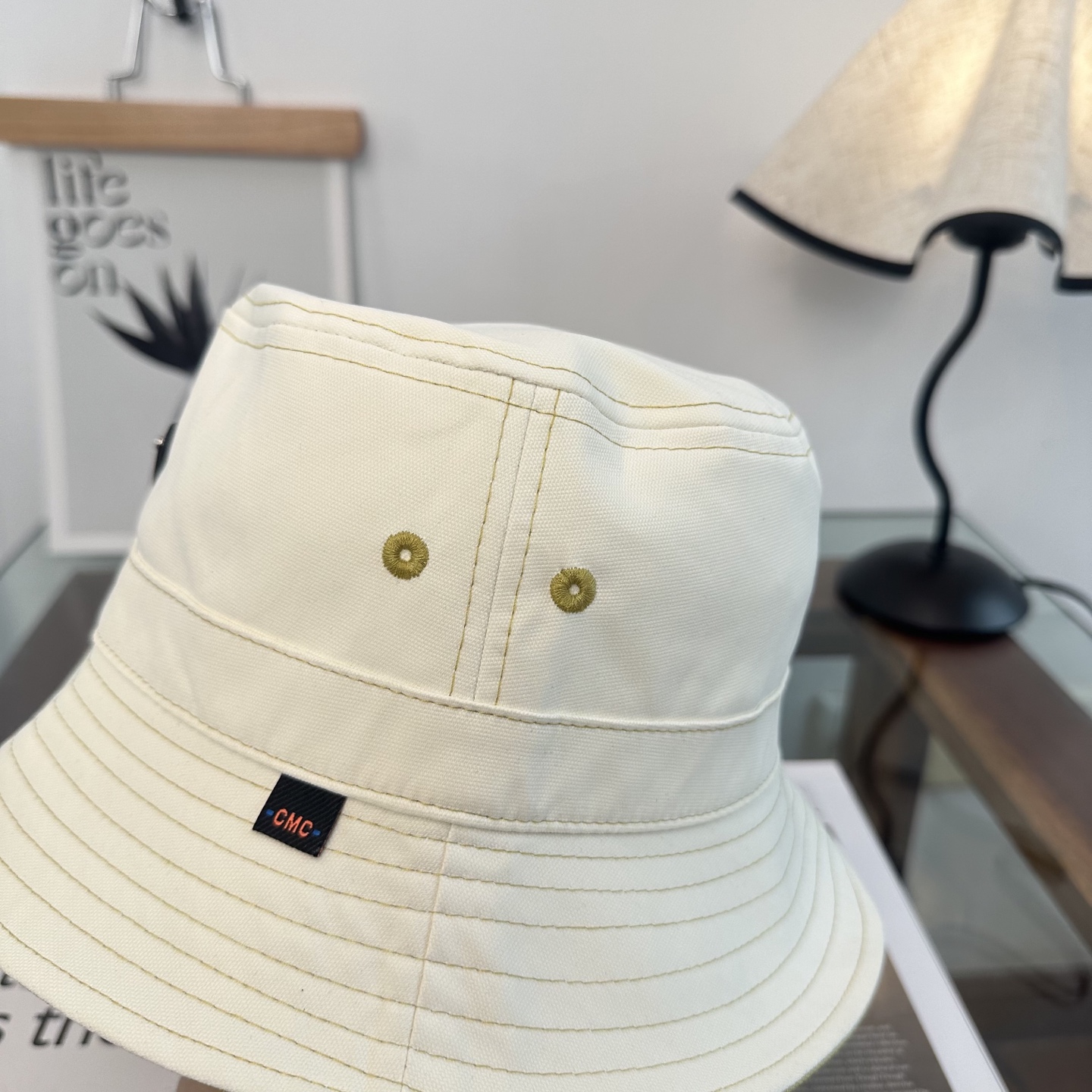 普拉达 Prada 经典三角标渔夫帽，显脸小 大牌款超好搭配，赶紧入手！