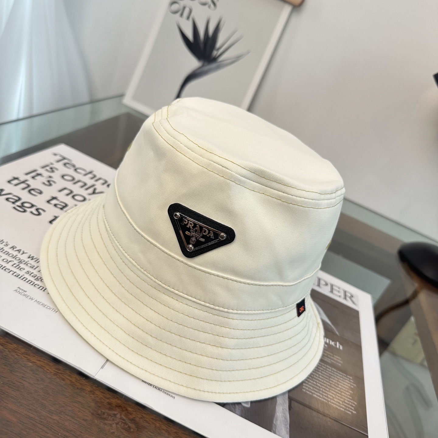 普拉达 Prada 经典三角标渔夫帽，显脸小 大牌款超好搭配，赶紧入手！