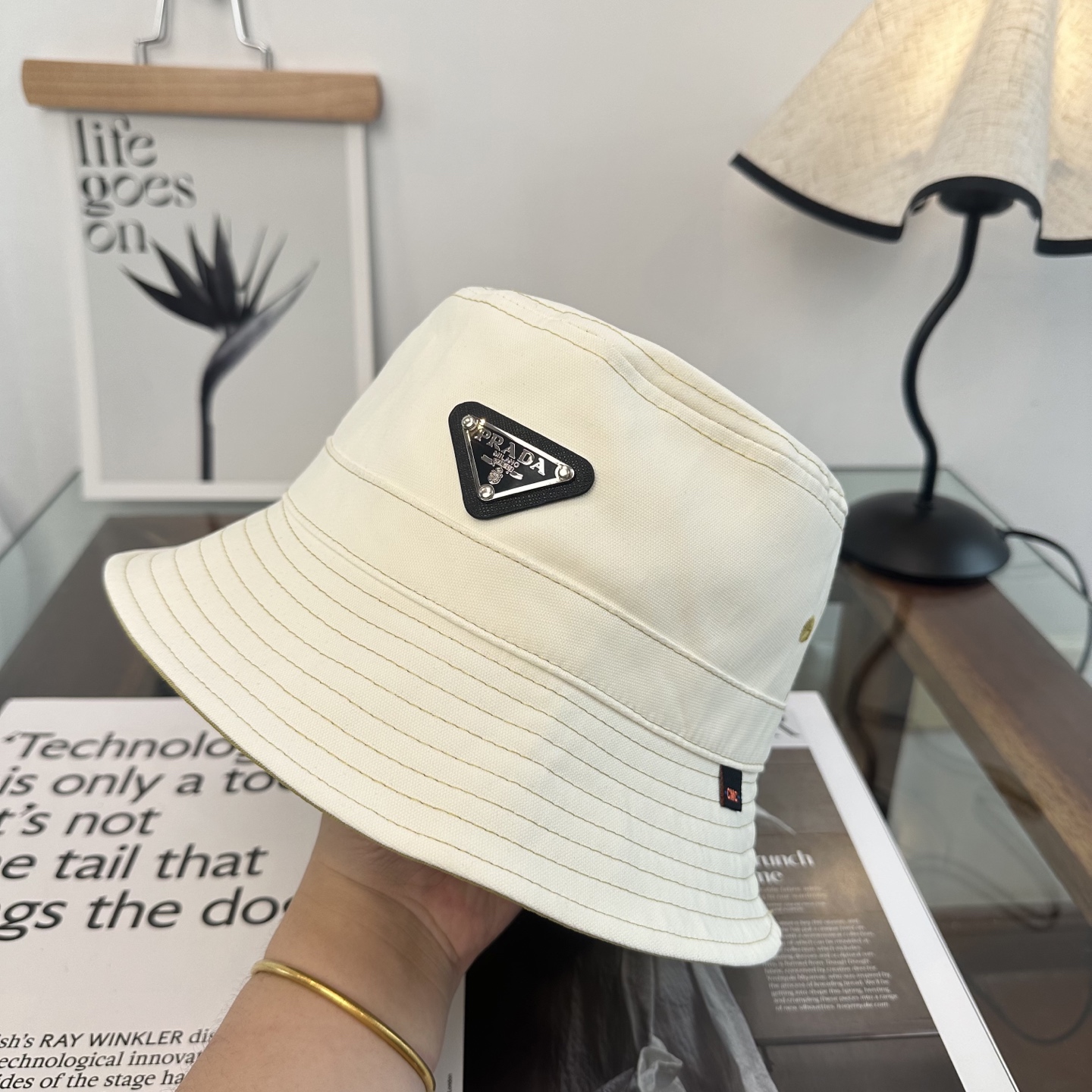 普拉达 Prada 经典三角标渔夫帽，显脸小 大牌款超好搭配，赶紧入手！