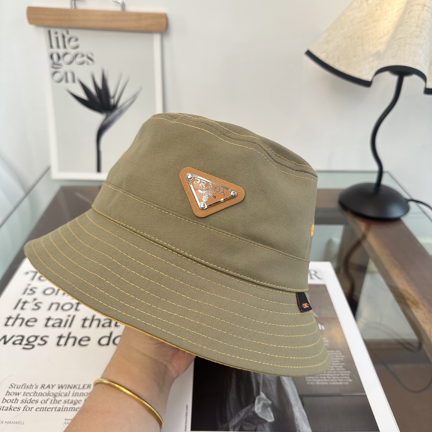 普拉达 Prada 经典三角标渔夫帽，显脸小 大牌款超好搭配，赶紧入手！