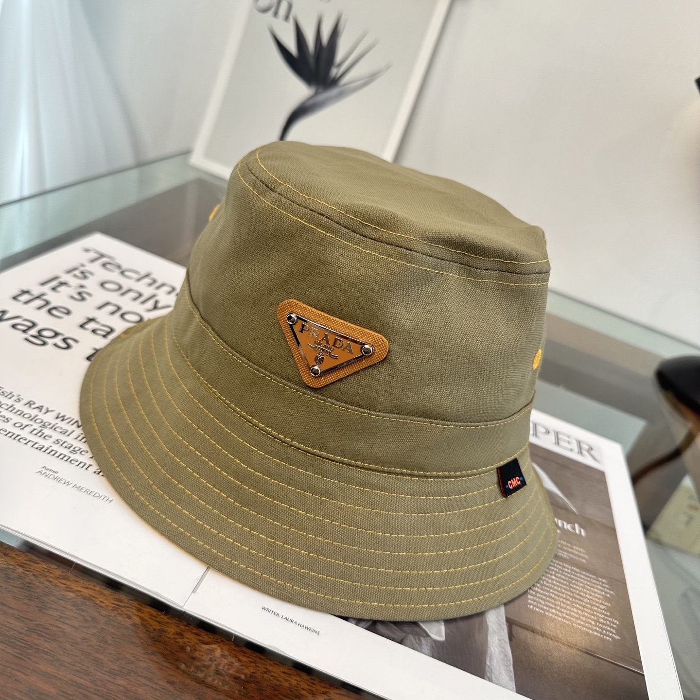 普拉达 Prada 经典三角标渔夫帽，显脸小 大牌款超好搭配，赶紧入手！