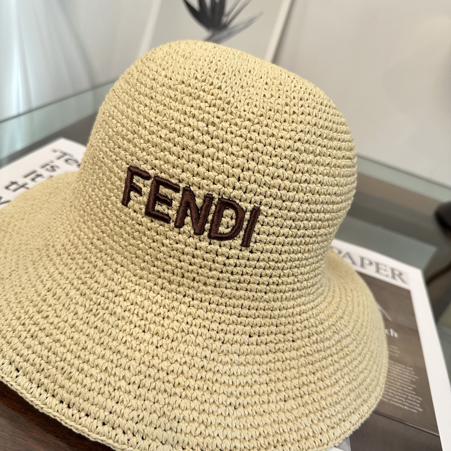 FENDI芬迪 新款拉菲草帽，纯手工钩织，产量极少，重工打造，专柜同款，头围57cm