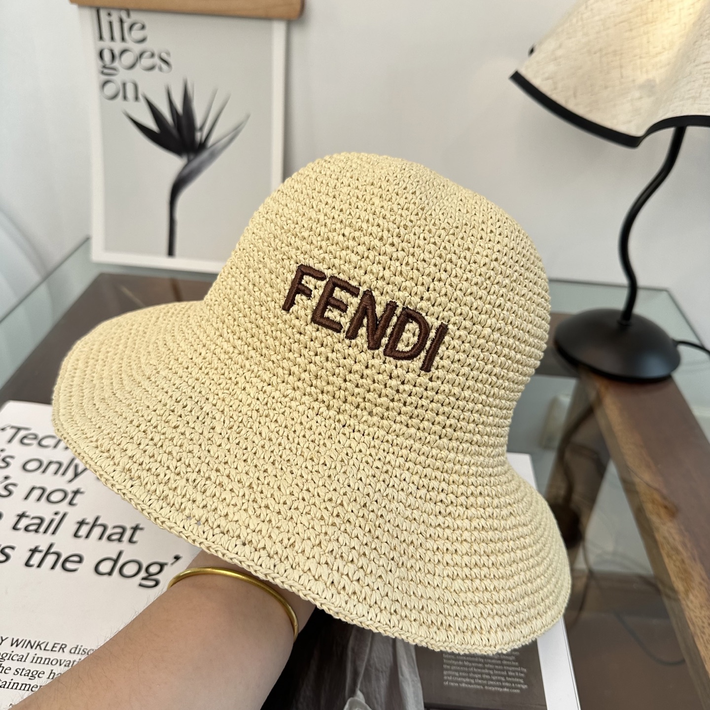 FENDI芬迪 新款拉菲草帽，纯手工钩织，产量极少，重工打造，专柜同款，头围57cm