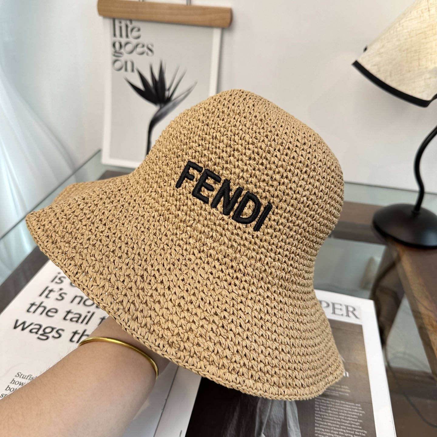 FENDI芬迪 新款拉菲草帽，纯手工钩织，产量极少，重工打造，专柜同款，头围57cm