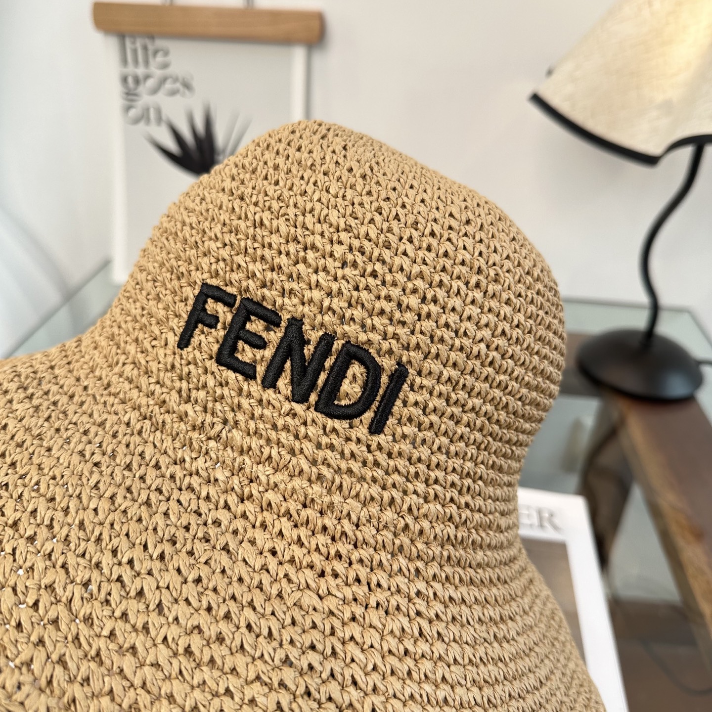 FENDI芬迪 新款拉菲草帽，纯手工钩织，产量极少，重工打造，专柜同款，头围57cm
