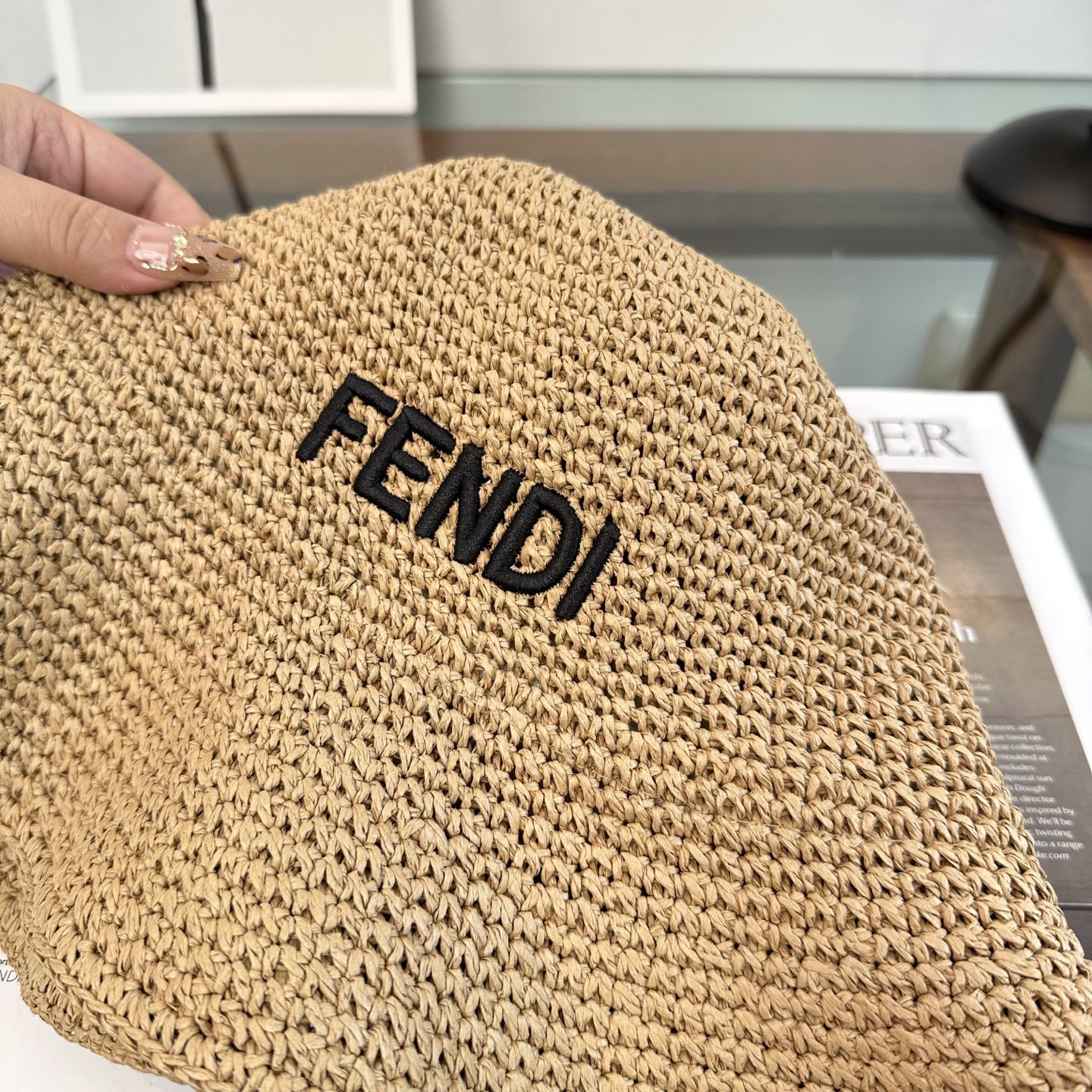 FENDI芬迪 新款拉菲草帽，纯手工钩织，产量极少，重工打造，专柜同款，头围57cm