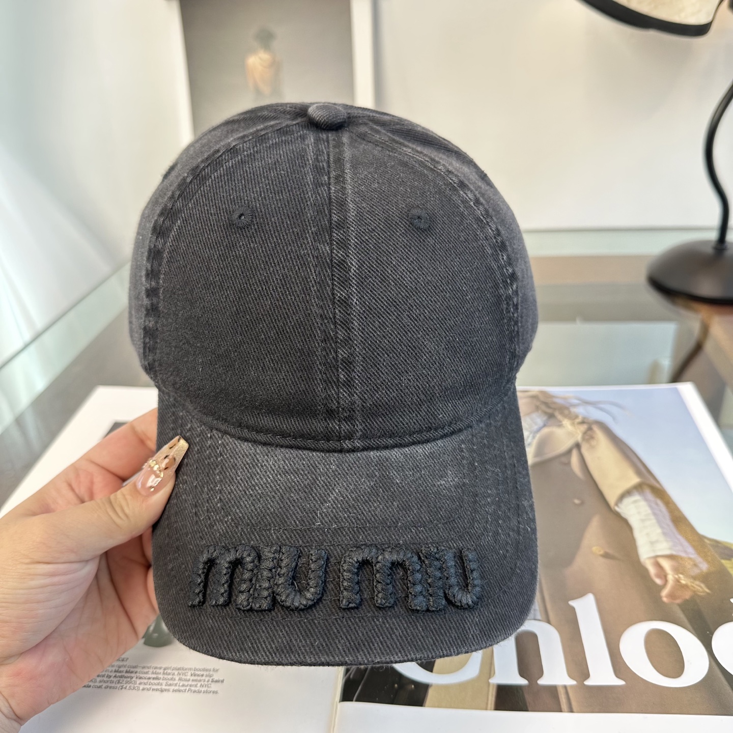 MiuMiu新款棒球帽帽子的版型很好，不管怎么搭配都好看，春夏look配饰😎