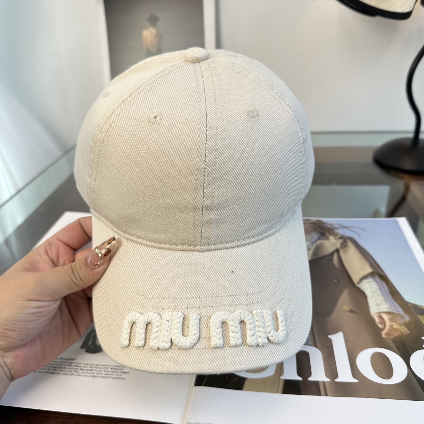 MiuMiu新款棒球帽帽子的版型很好，不管怎么搭配都好看，春夏look配饰😎