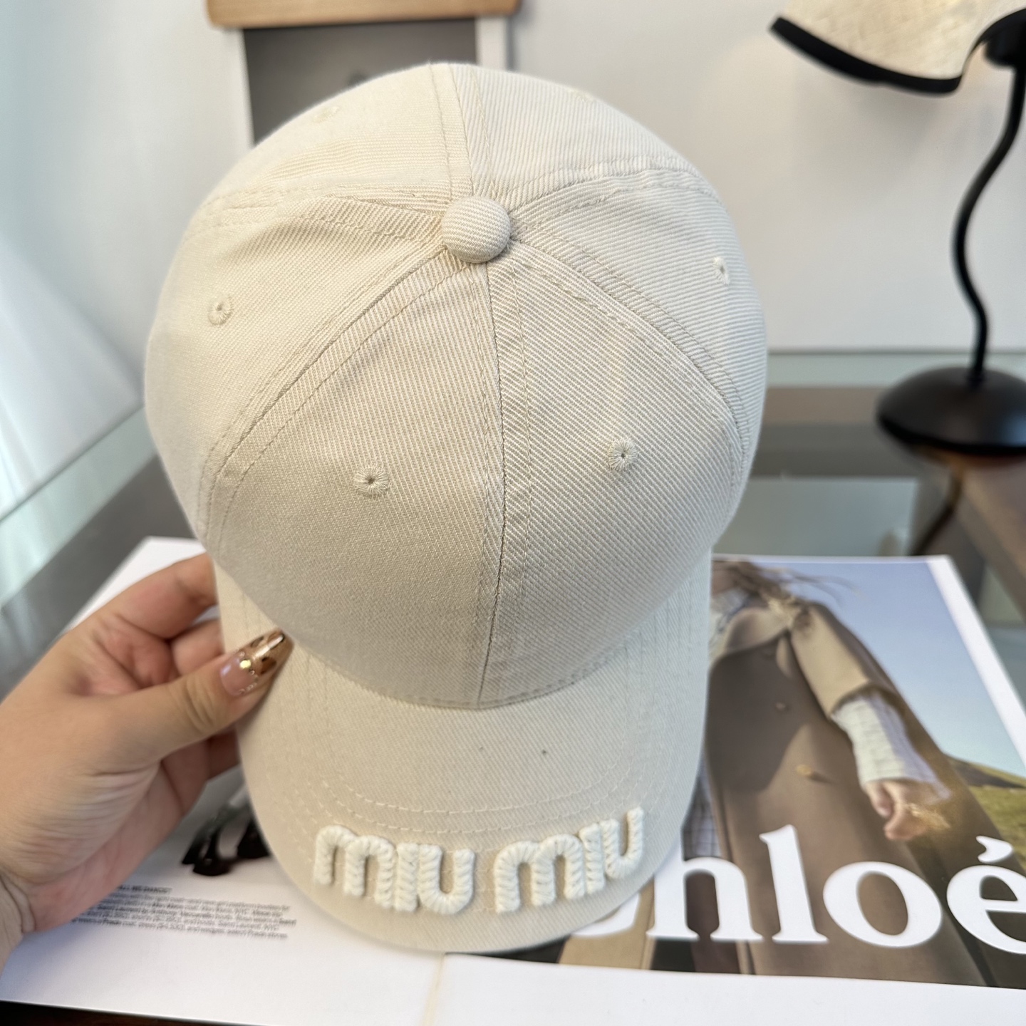 MiuMiu新款棒球帽帽子的版型很好，不管怎么搭配都好看，春夏look配饰😎
