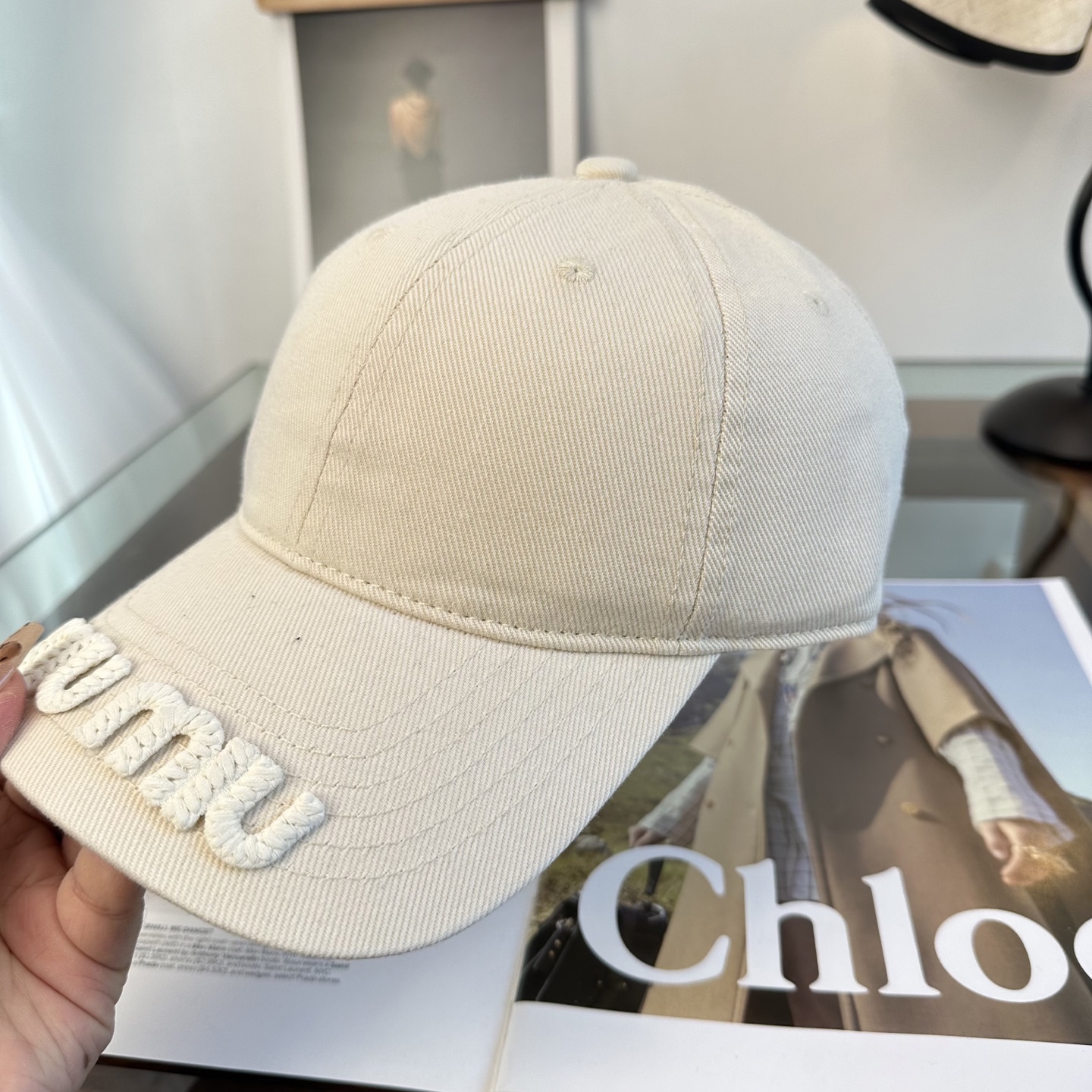 MiuMiu新款棒球帽帽子的版型很好，不管怎么搭配都好看，春夏look配饰😎