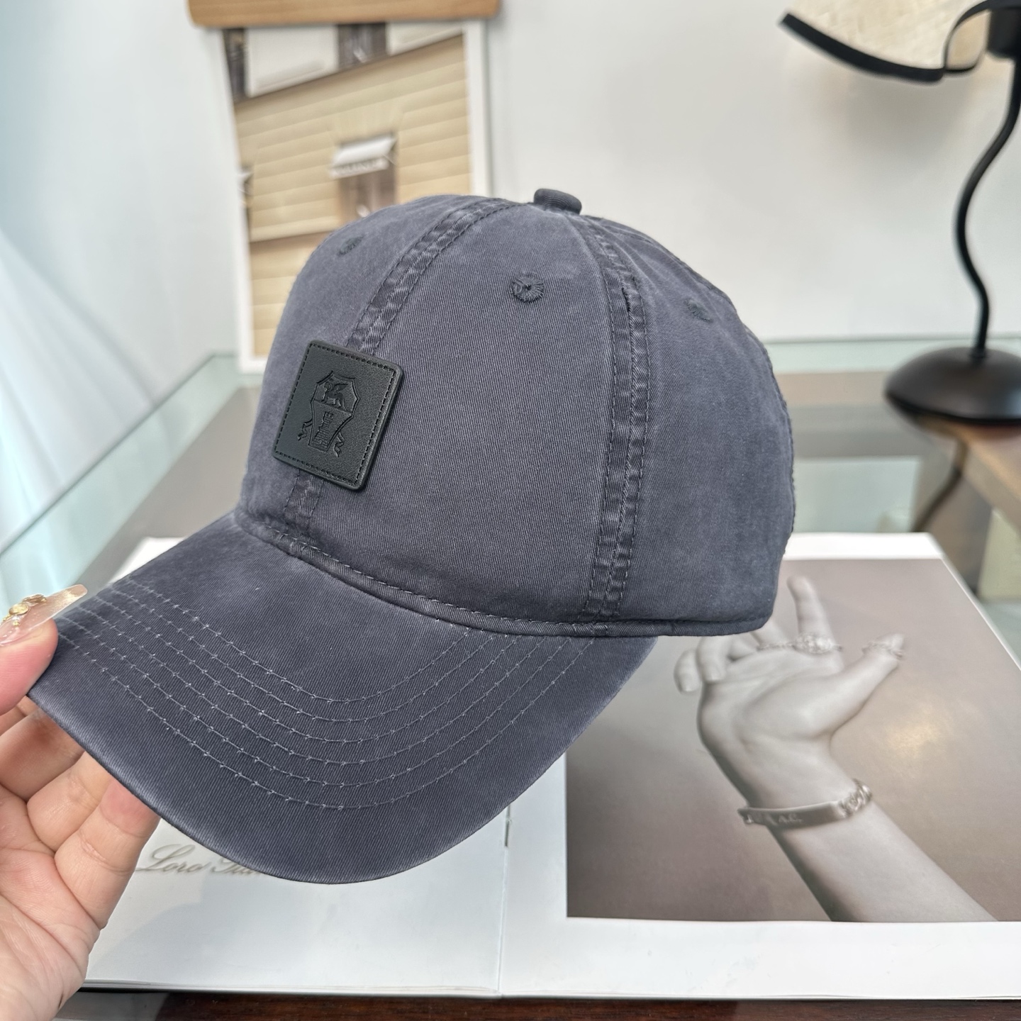 潮牌棒球帽 简单休闲风的棒球帽 减龄百搭 适配度很高！简单随性~出街拍照拗造型非常加分~男女同款 随意搭