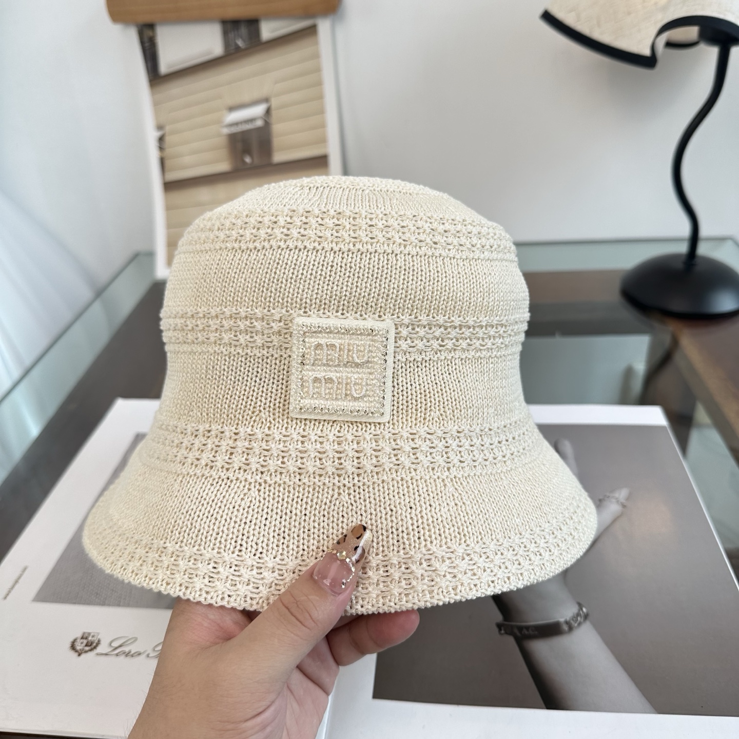 缪缪miumiu  渔夫帽 让兼顾时尚和遮阳的简约桶帽出游拍照📷拗造型必备敲显脸小