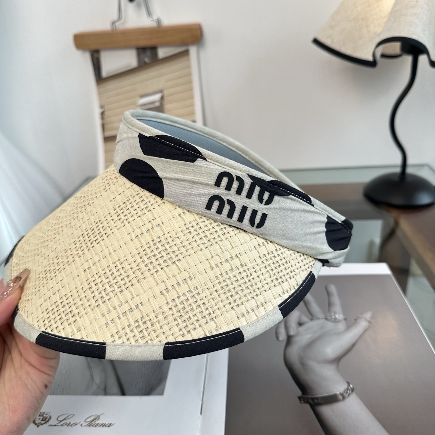 miumiu 缪缪 夏季空顶帽，跑步遮阳防晒两不误，夏季必备单品，戴着不闷热，非常有活力的一款，超级无敌