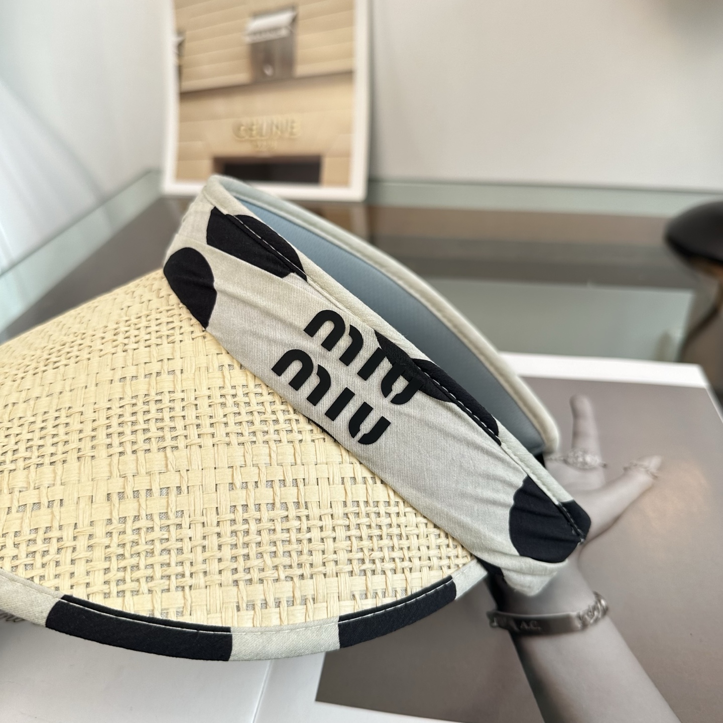 miumiu 缪缪 夏季空顶帽，跑步遮阳防晒两不误，夏季必备单品，戴着不闷热，非常有活力的一款，超级无敌