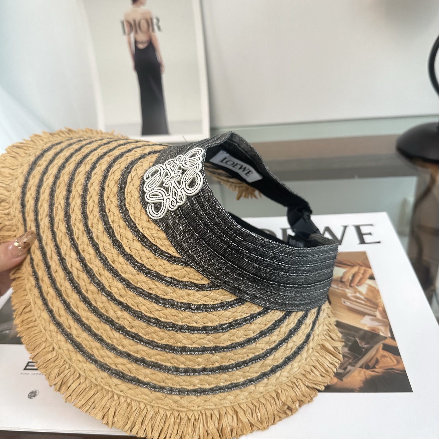 LOEWE 罗意威 2026春夏新款空顶帽，超甜超乖的小空顶🔝，细节和质感都拿捏得很完美！缤纷整个夏天