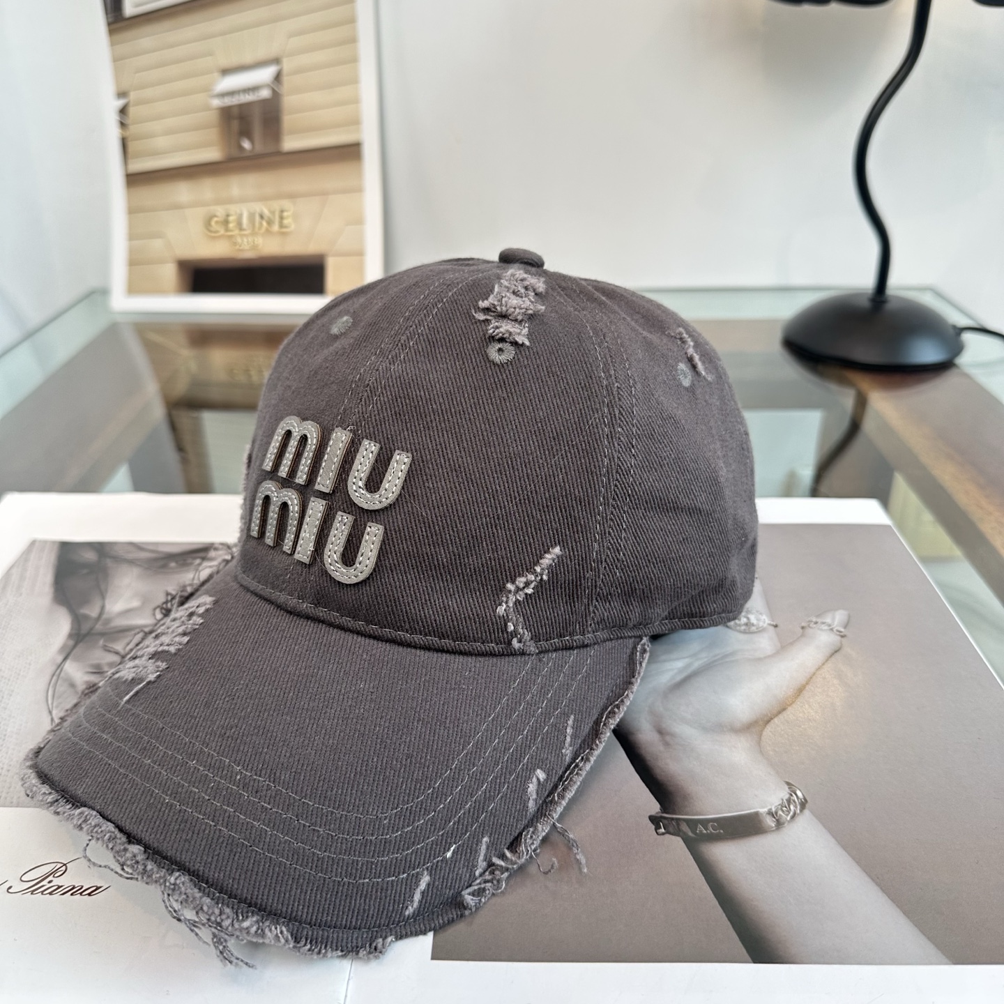 Miu Miu 谬谬miumiu 新款棒球帽， 开模订制， 做工细致质量超赞