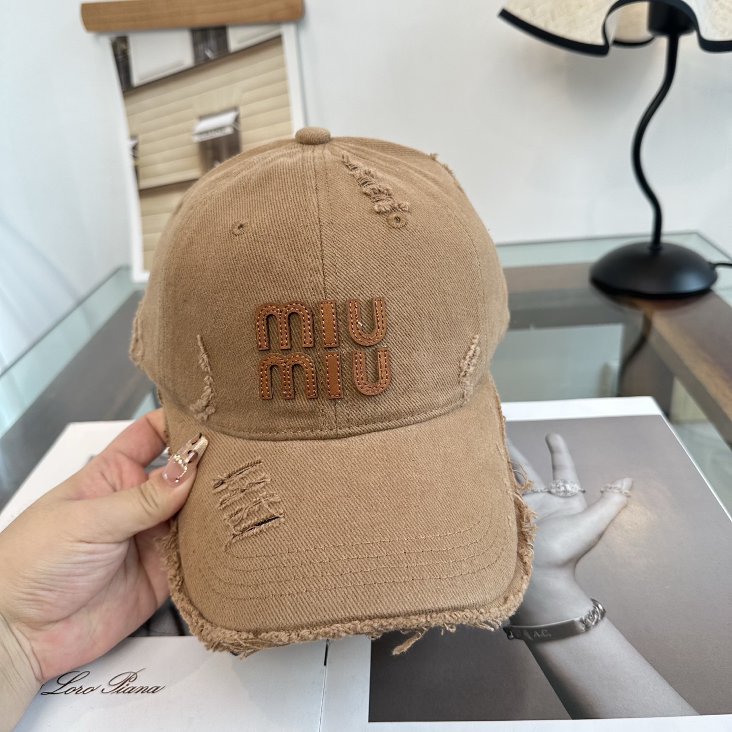 Miu Miu 谬谬miumiu 新款棒球帽， 开模订制， 做工细致质量超赞