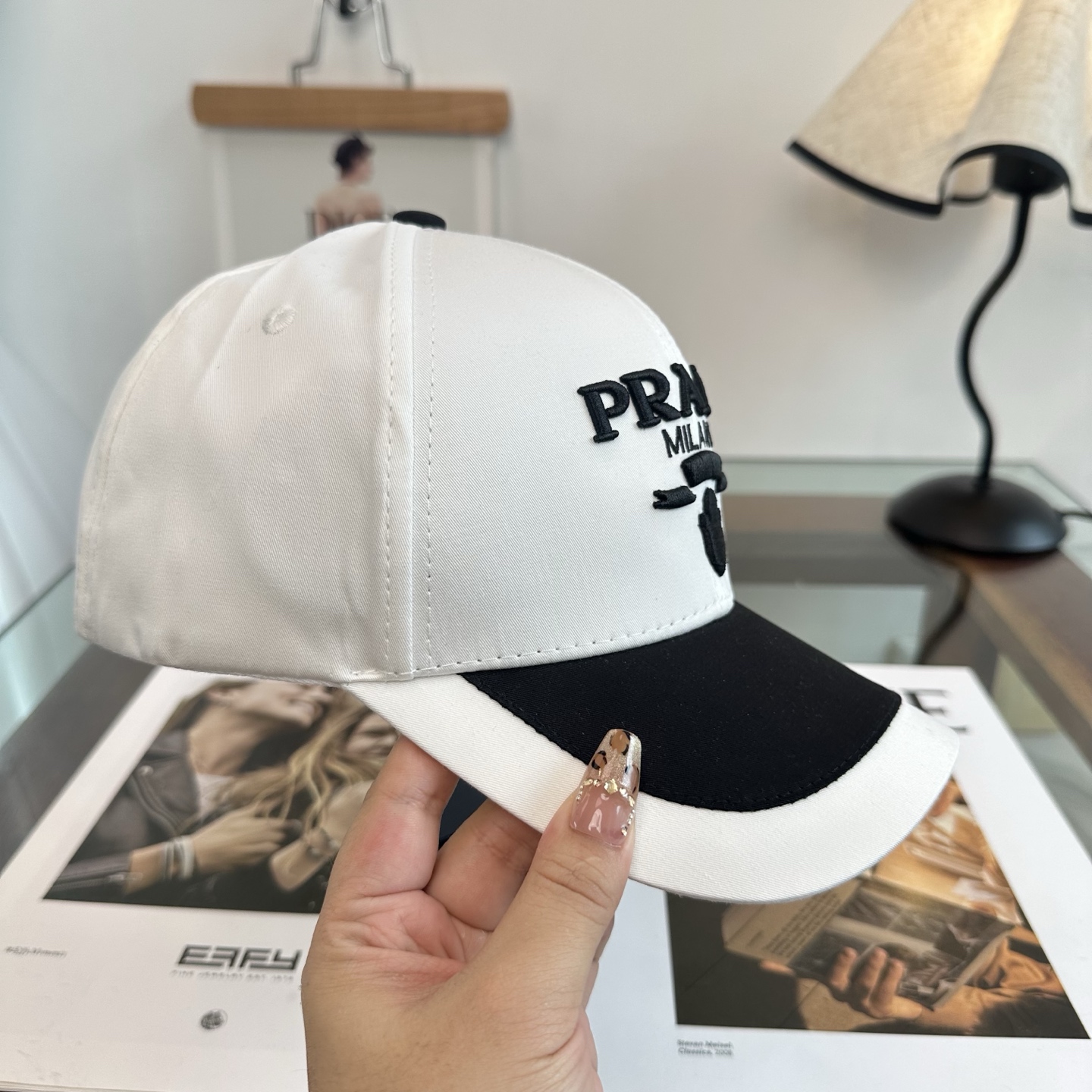 普拉达 经典三角标棒球帽设计感超强，让人耳目一新头型非常好，可以修饰各种头型，实力百搭款
