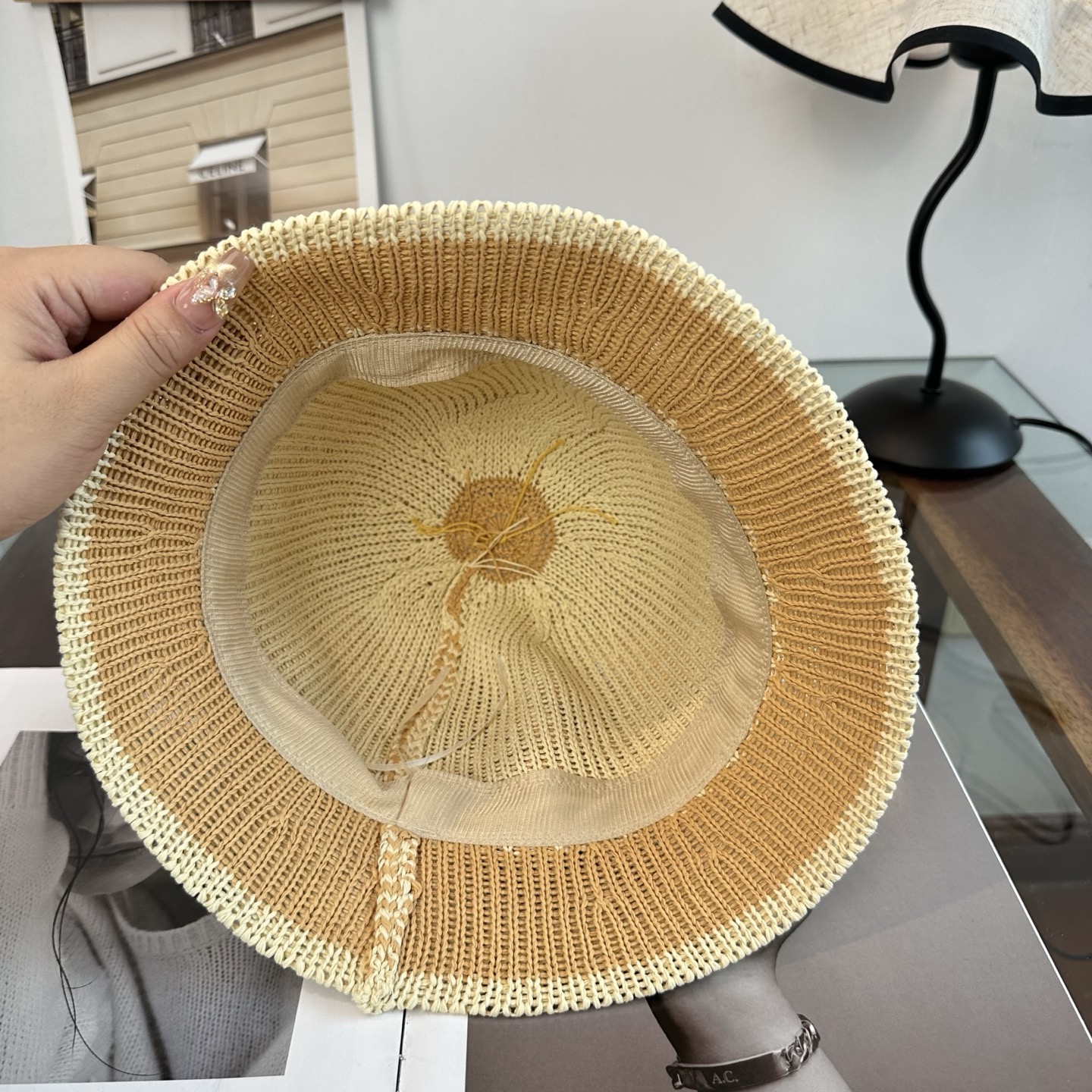 普拉达 桶帽最新款透气性超好，立体方格设计，细节做工特别精致，简单文静