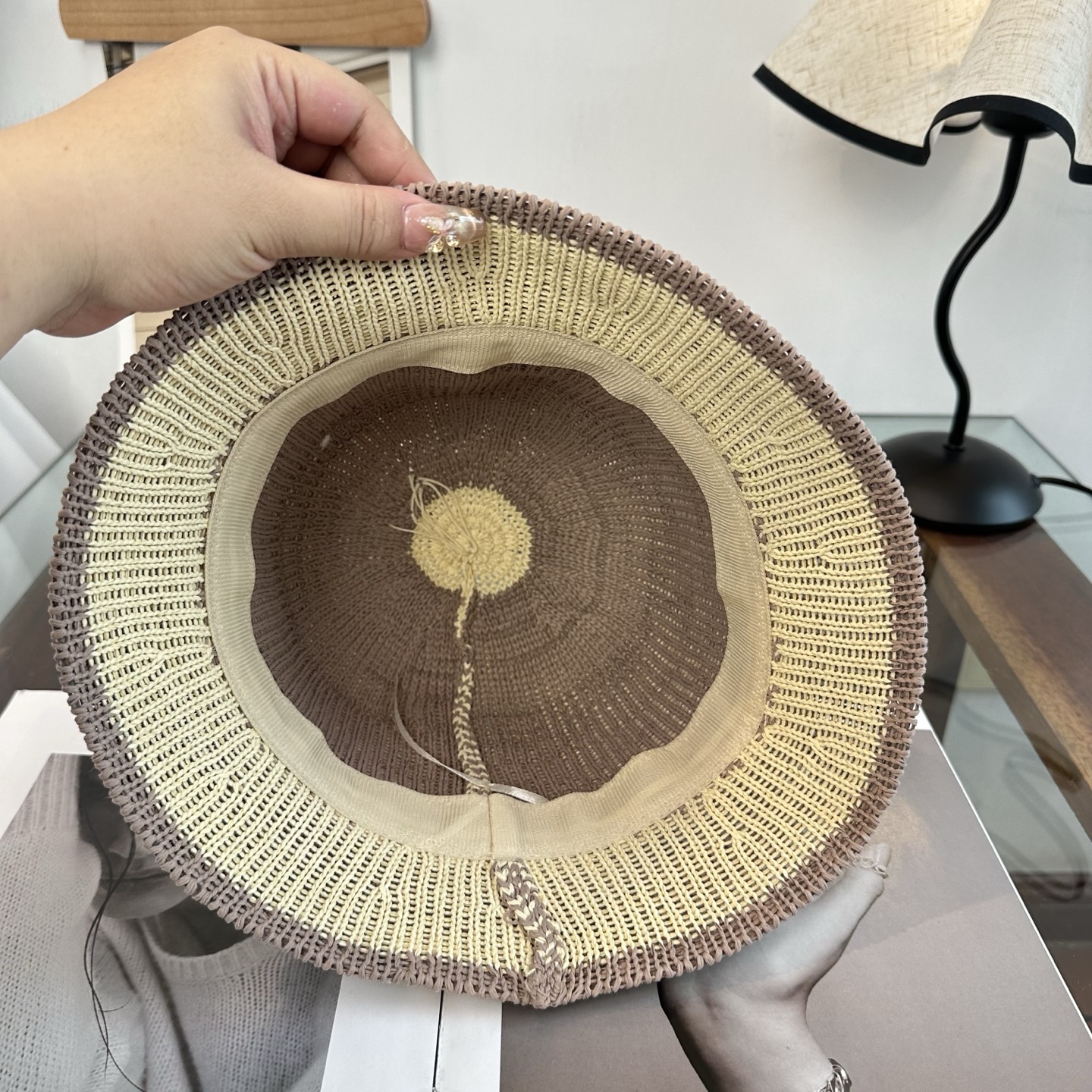 普拉达 桶帽最新款透气性超好，立体方格设计，细节做工特别精致，简单文静