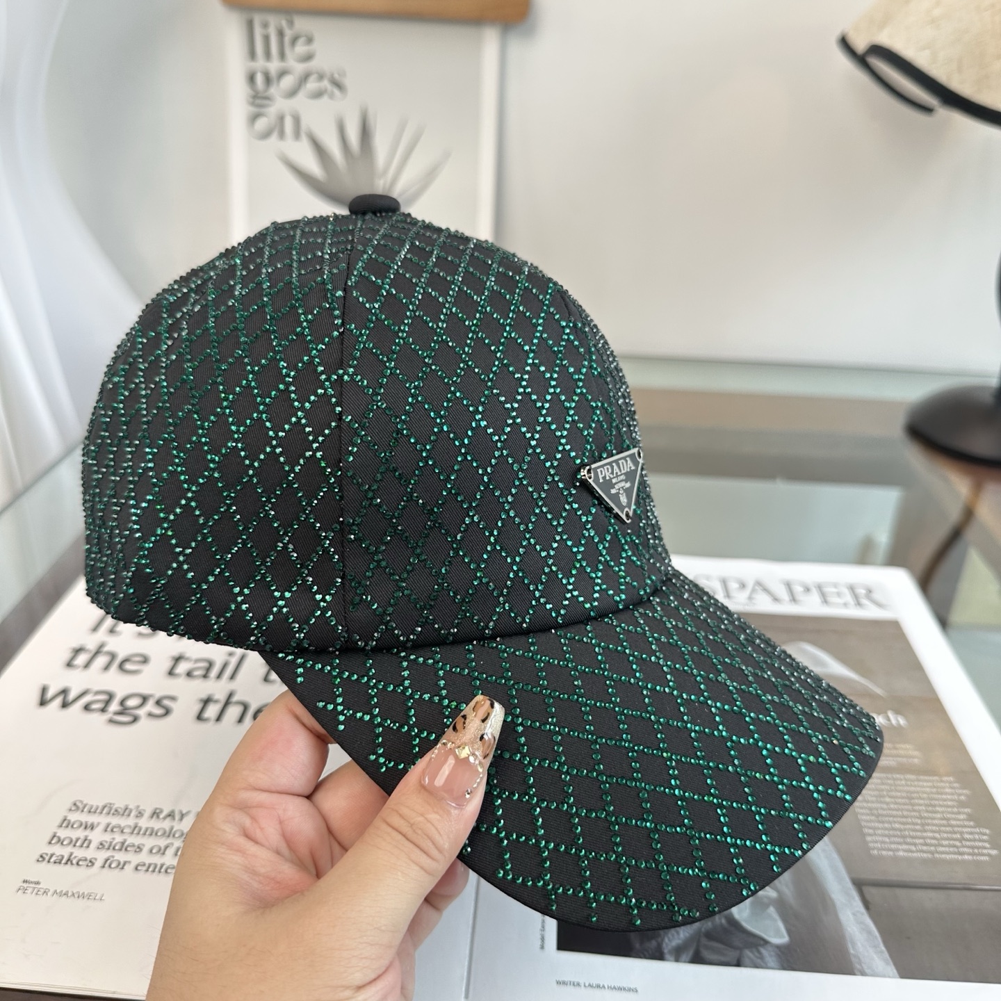 普拉达 经典三角标棒球帽设计感超强，让人耳目一新头型非常好，可以修饰各种头型，实力百搭款