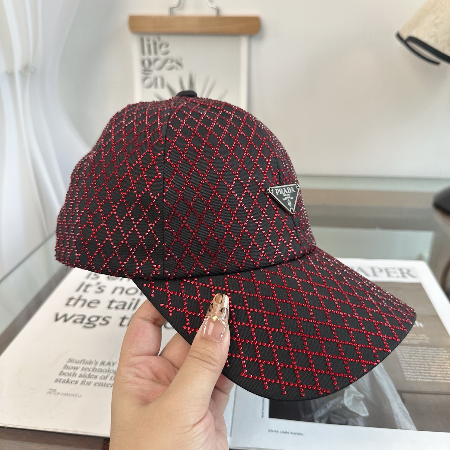 普拉达 经典三角标棒球帽设计感超强，让人耳目一新头型非常好，可以修饰各种头型，实力百搭款