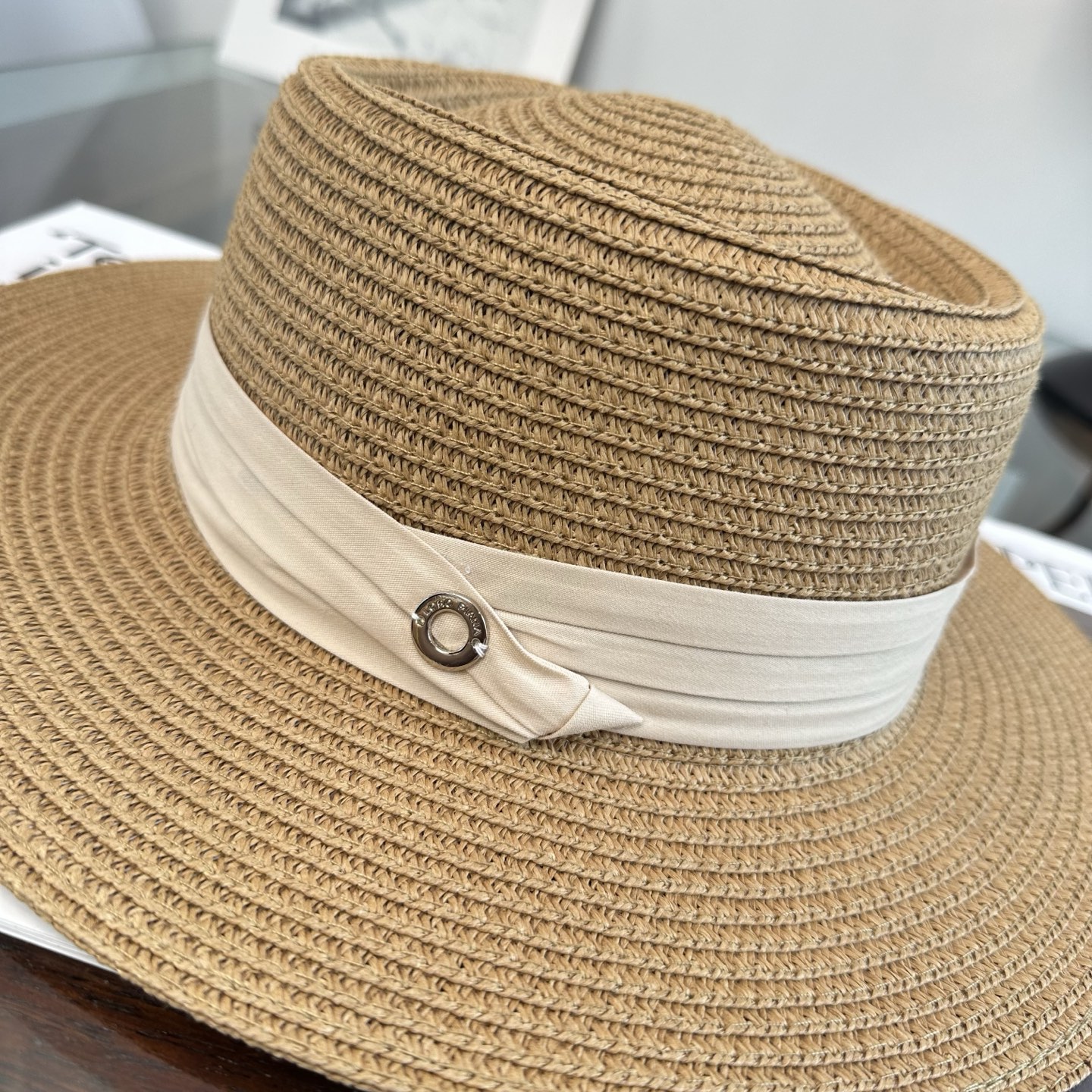 Loro Piana 2026新款平顶草帽 夏天海边首选～新款材质编织而成～质感满分💯