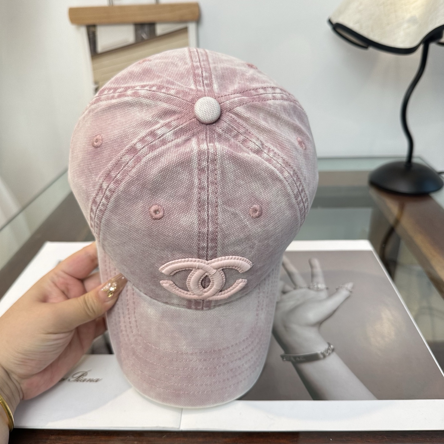 【CHANEL香奈儿】新款高级感小香风鸭舌帽 ，遮阳又超好搭配，出街单品 高货版本原单品质👄