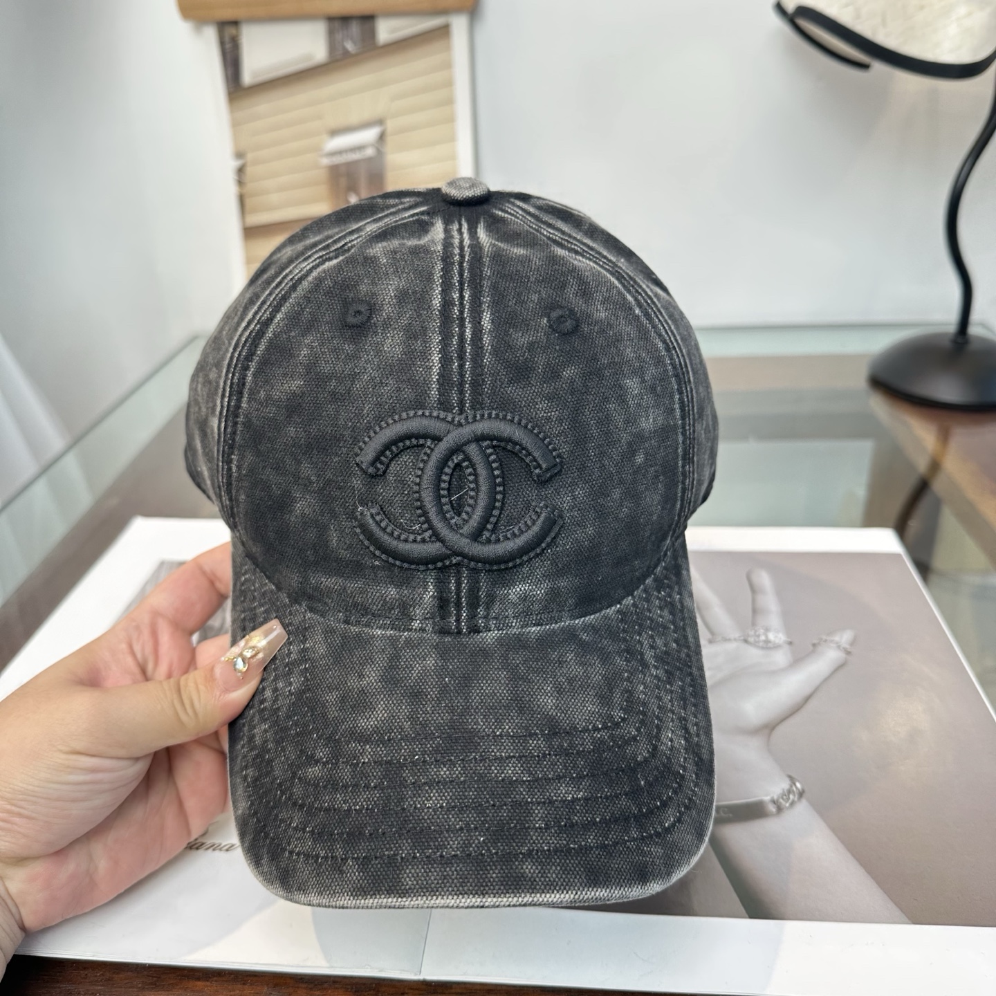 【CHANEL香奈儿】新款高级感小香风鸭舌帽 ，遮阳又超好搭配，出街单品 高货版本原单品质👄
