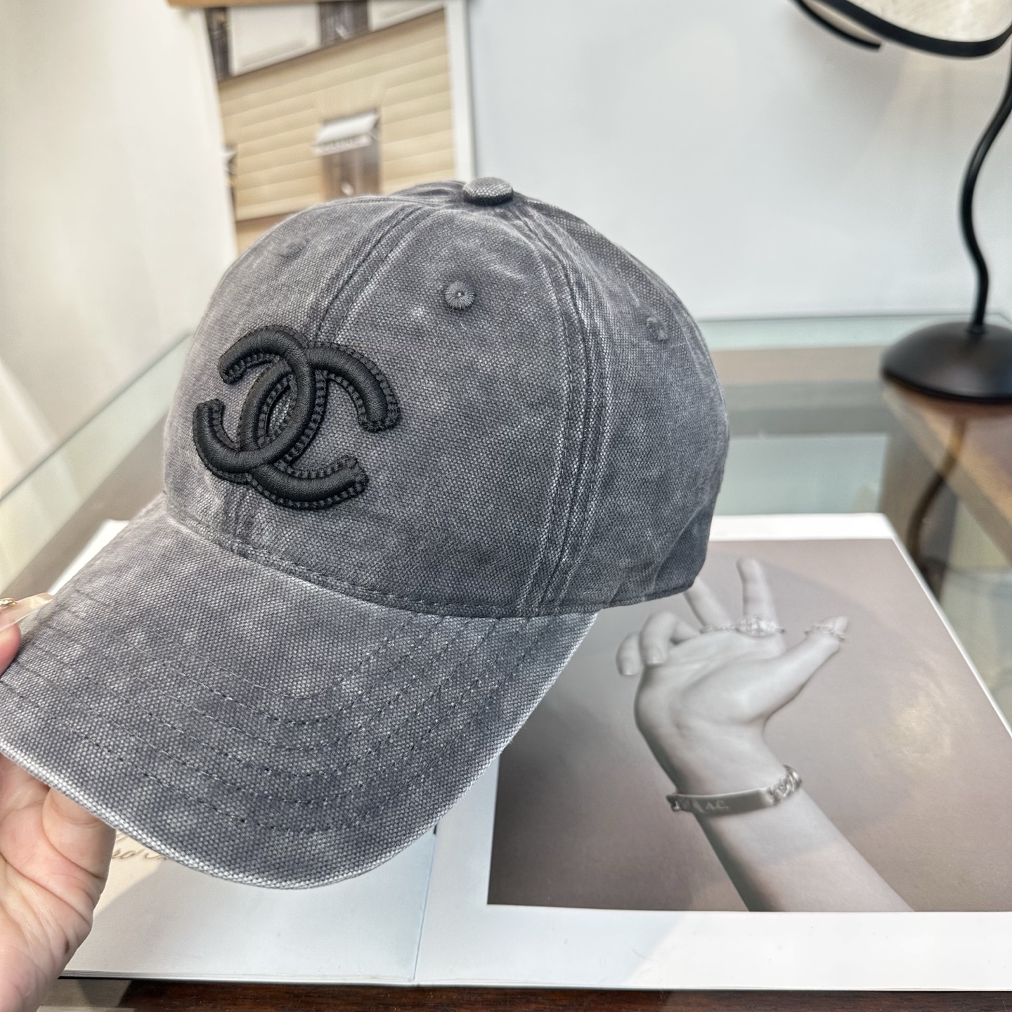【CHANEL香奈儿】新款高级感小香风鸭舌帽 ，遮阳又超好搭配，出街单品 高货版本原单品质👄