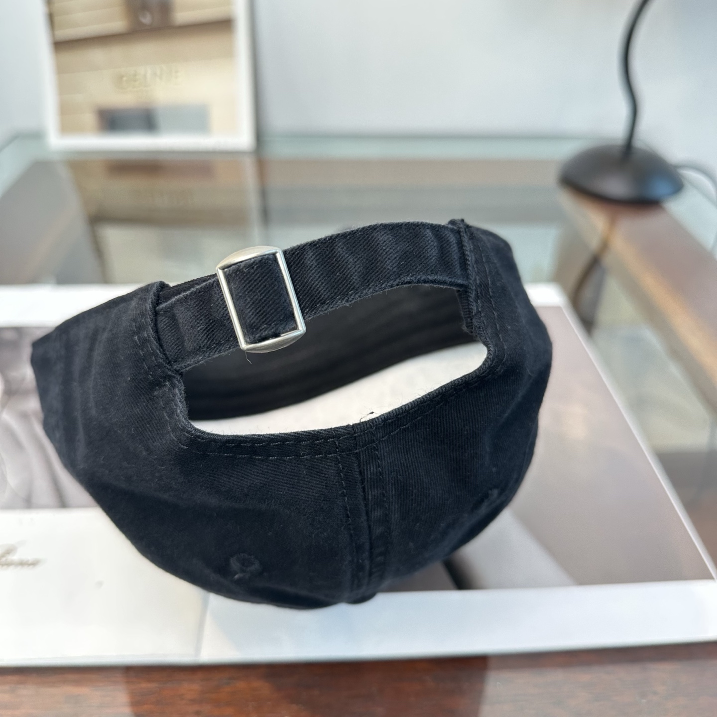 Loewe罗意威26春棒球们颜值担当，遮阳挡风的四季款，闭眼入不会撞款喔！版型挺阔 面料很好喔