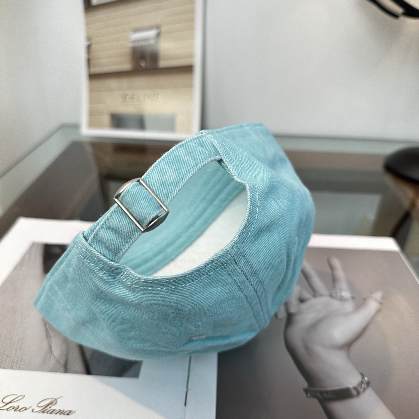 Loewe罗意威26春棒球们颜值担当，遮阳挡风的四季款，闭眼入不会撞款喔！版型挺阔 面料很好喔