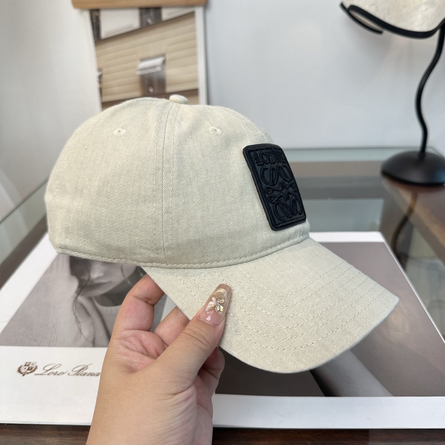 Loewe罗意威26春棒球们颜值担当，遮阳挡风的四季款，闭眼入不会撞款喔！版型挺阔 面料很好喔
