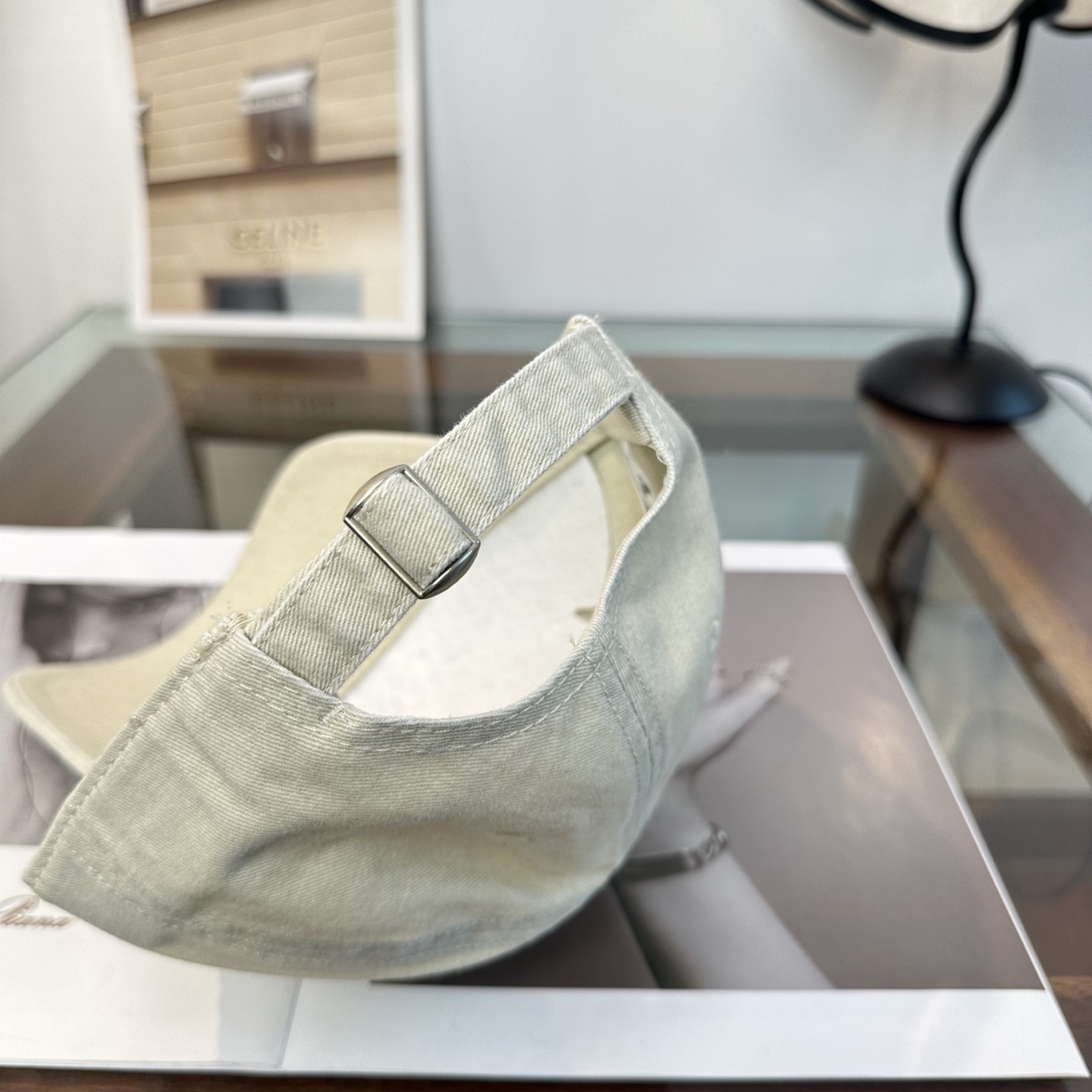 Loewe罗意威26春棒球们颜值担当，遮阳挡风的四季款，闭眼入不会撞款喔！版型挺阔 面料很好喔