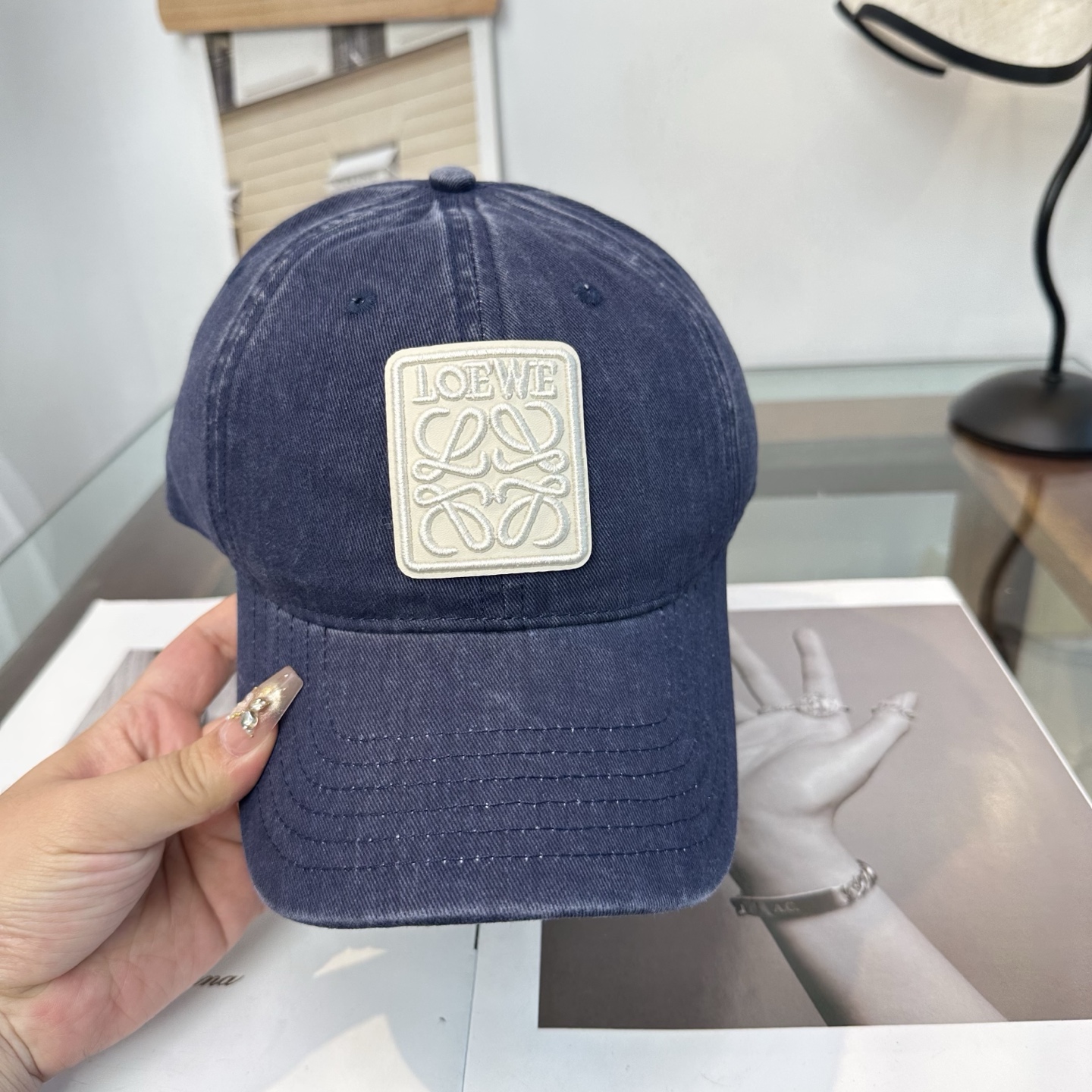 Loewe罗意威26春棒球们颜值担当，遮阳挡风的四季款，闭眼入不会撞款喔！版型挺阔 面料很好喔