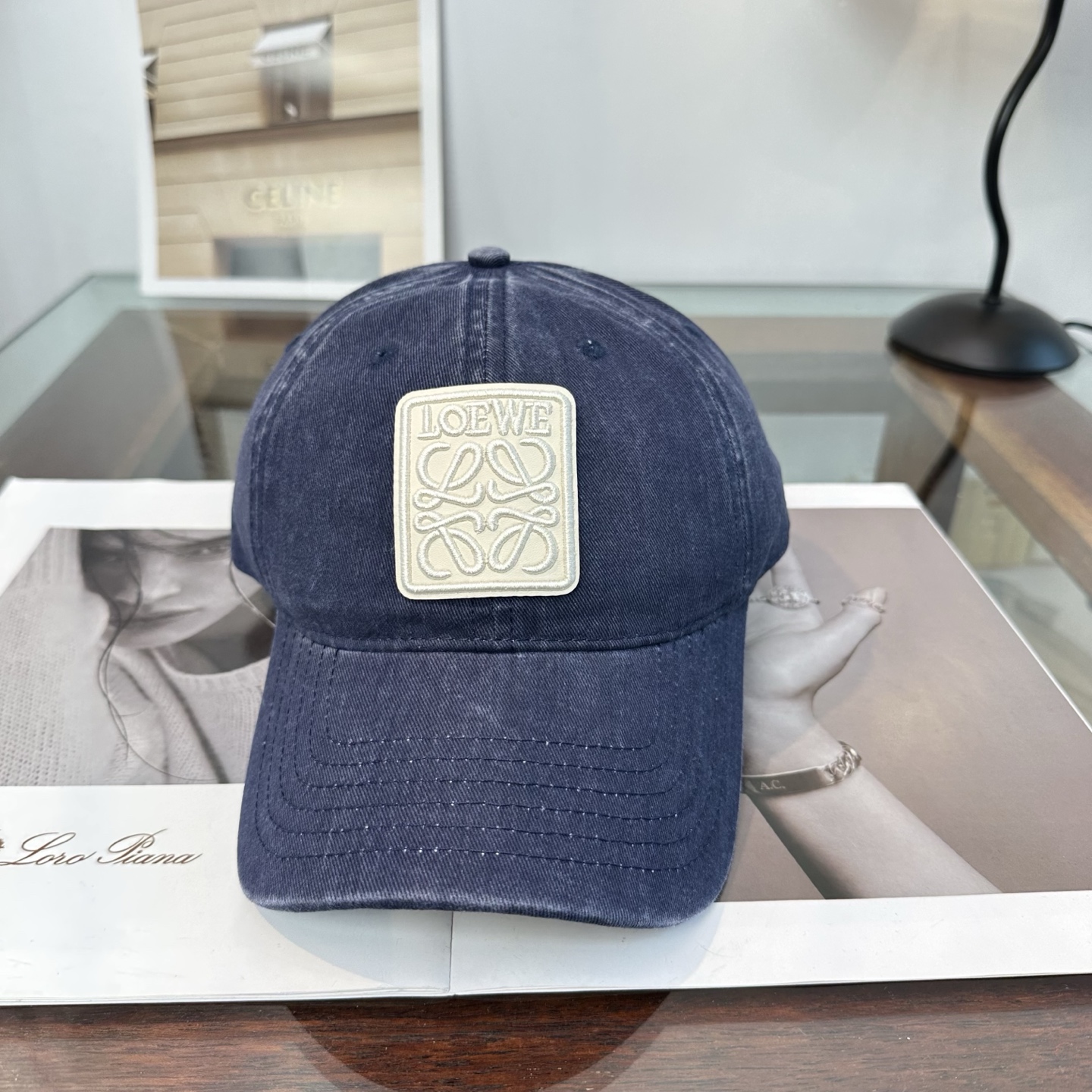Loewe罗意威26春棒球们颜值担当，遮阳挡风的四季款，闭眼入不会撞款喔！版型挺阔 面料很好喔