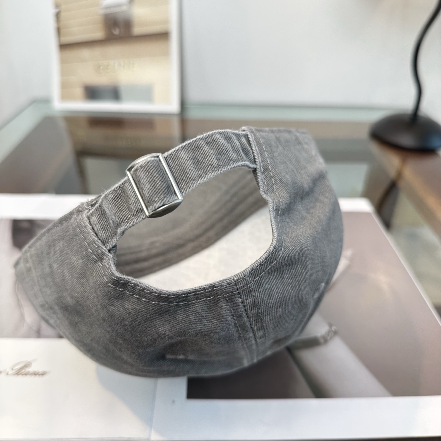 Loewe罗意威26春棒球们颜值担当，遮阳挡风的四季款，闭眼入不会撞款喔！版型挺阔 面料很好喔