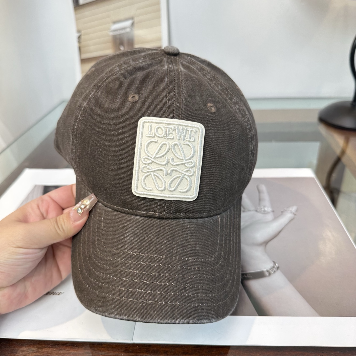 Loewe罗意威26春棒球们颜值担当，遮阳挡风的四季款，闭眼入不会撞款喔！版型挺阔 面料很好喔