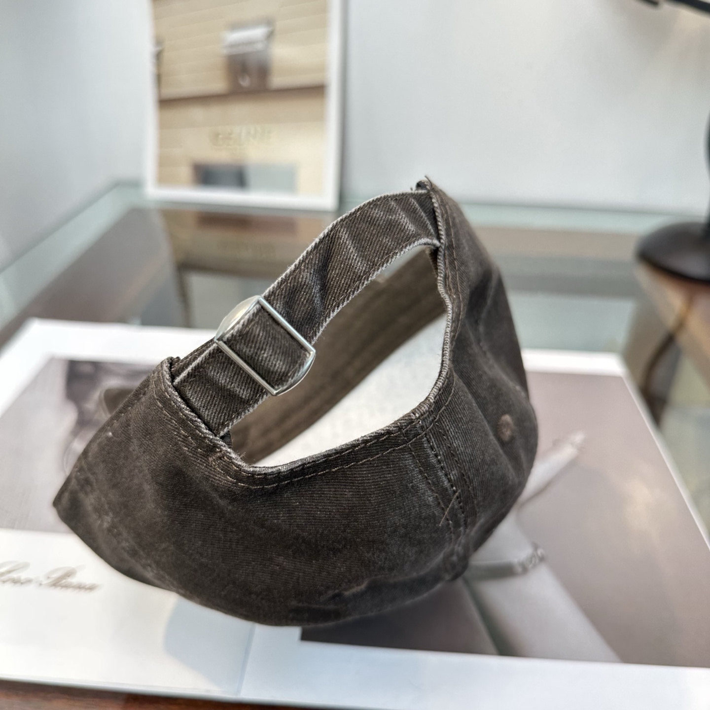 Loewe罗意威26春棒球们颜值担当，遮阳挡风的四季款，闭眼入不会撞款喔！版型挺阔 面料很好喔