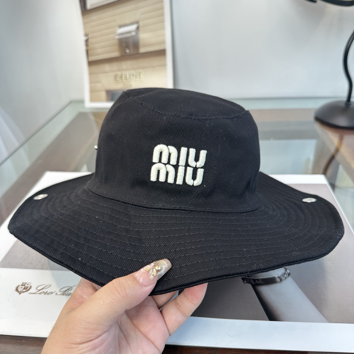 缪缪miumiu渔夫帽 让兼顾时尚和遮阳的简约桶帽出游拍照📷拗造型必备敲显脸小